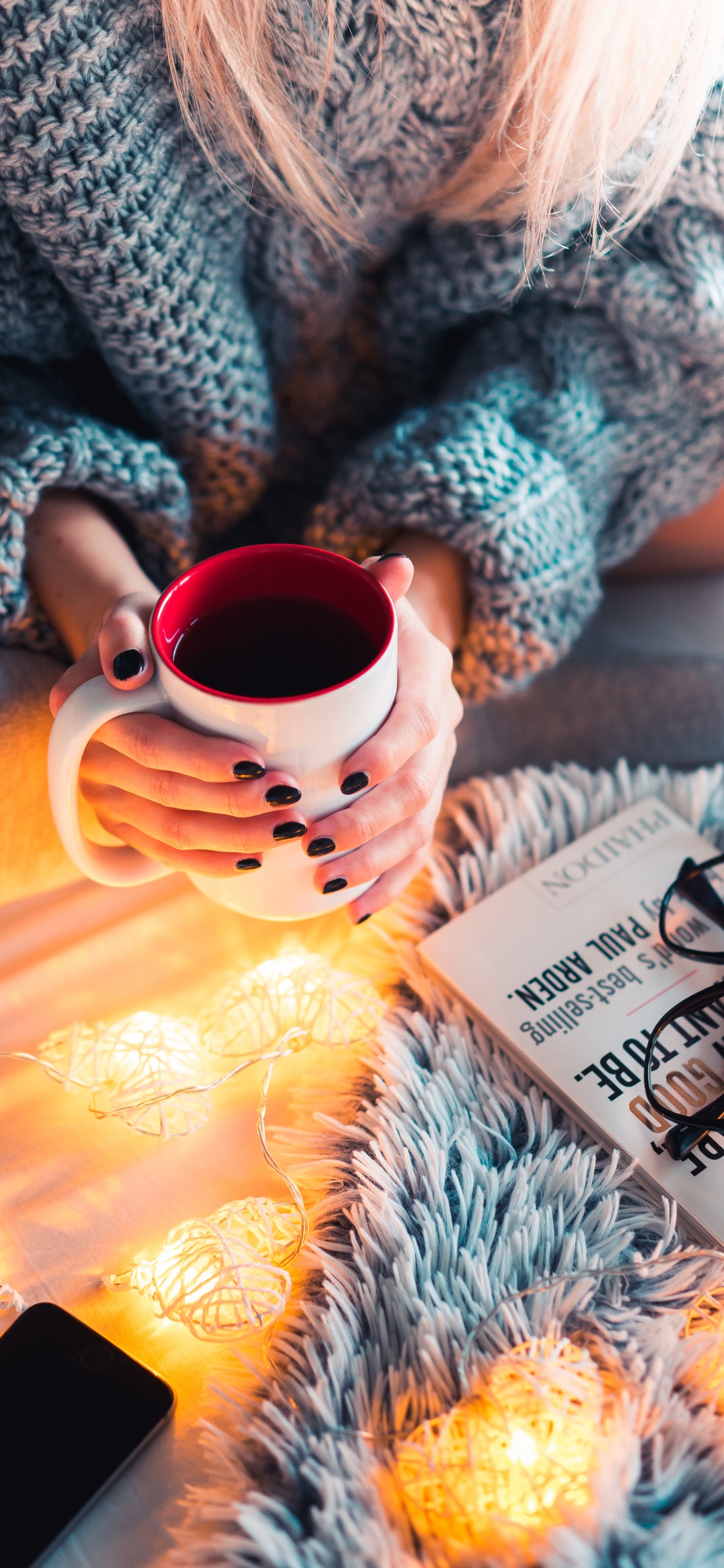 Обои очки, палец, Реклама, чашка, утро в разрешении 1125x2436