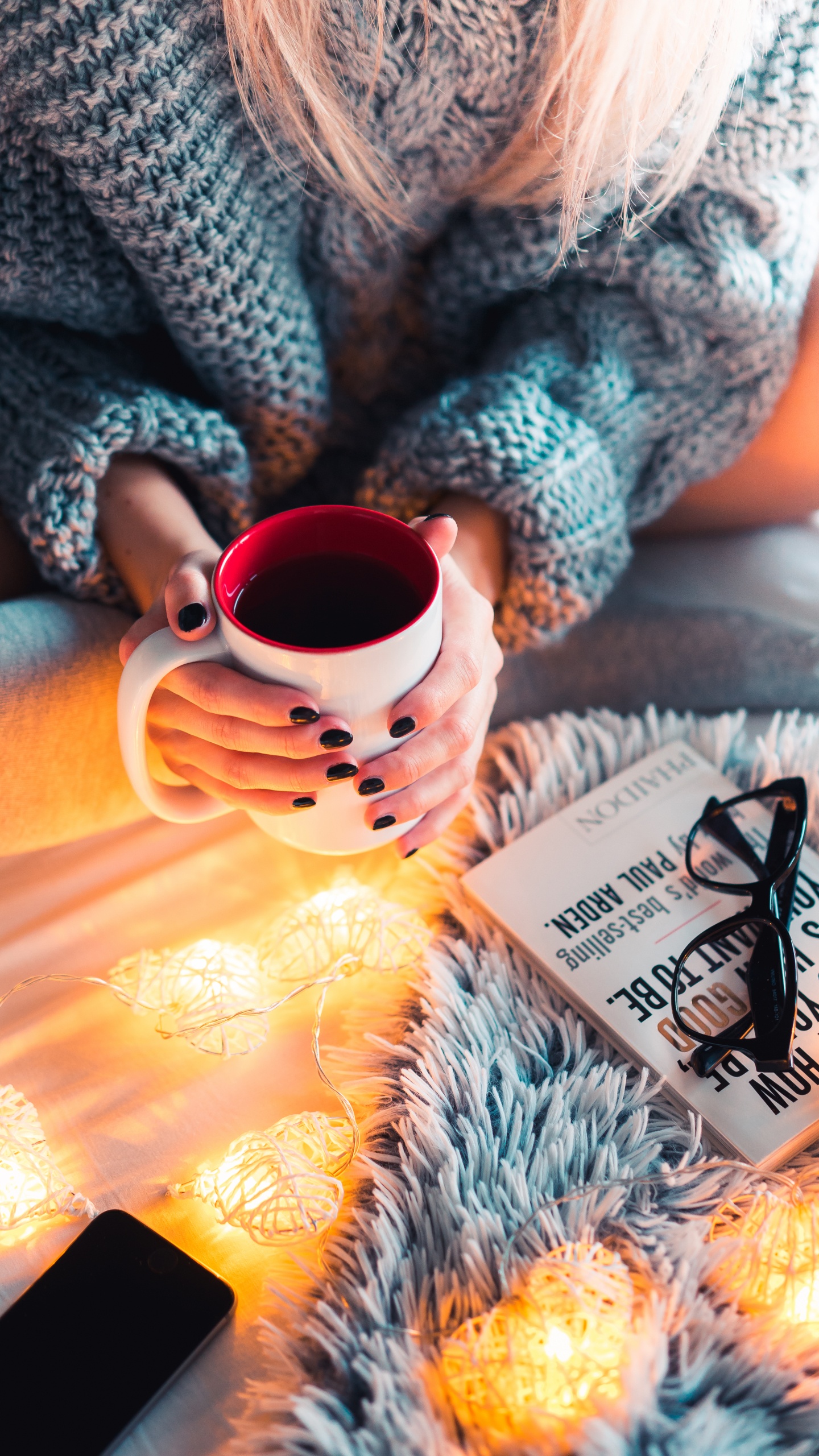 Обои очки, палец, Реклама, чашка, утро в разрешении 1440x2560