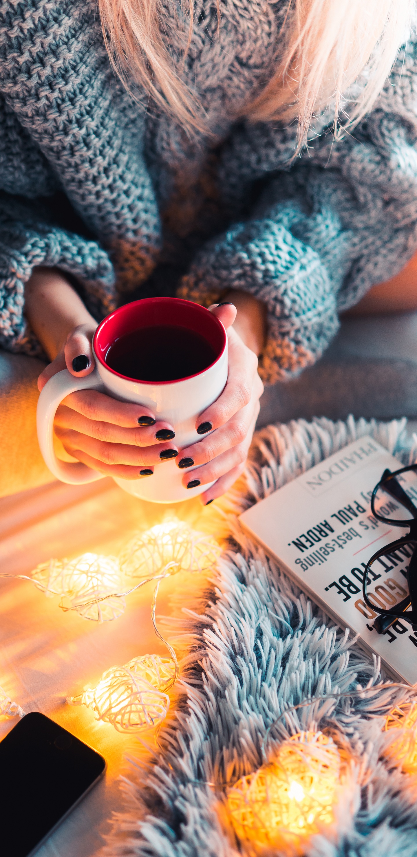 Обои очки, палец, Реклама, чашка, утро в разрешении 1440x2960