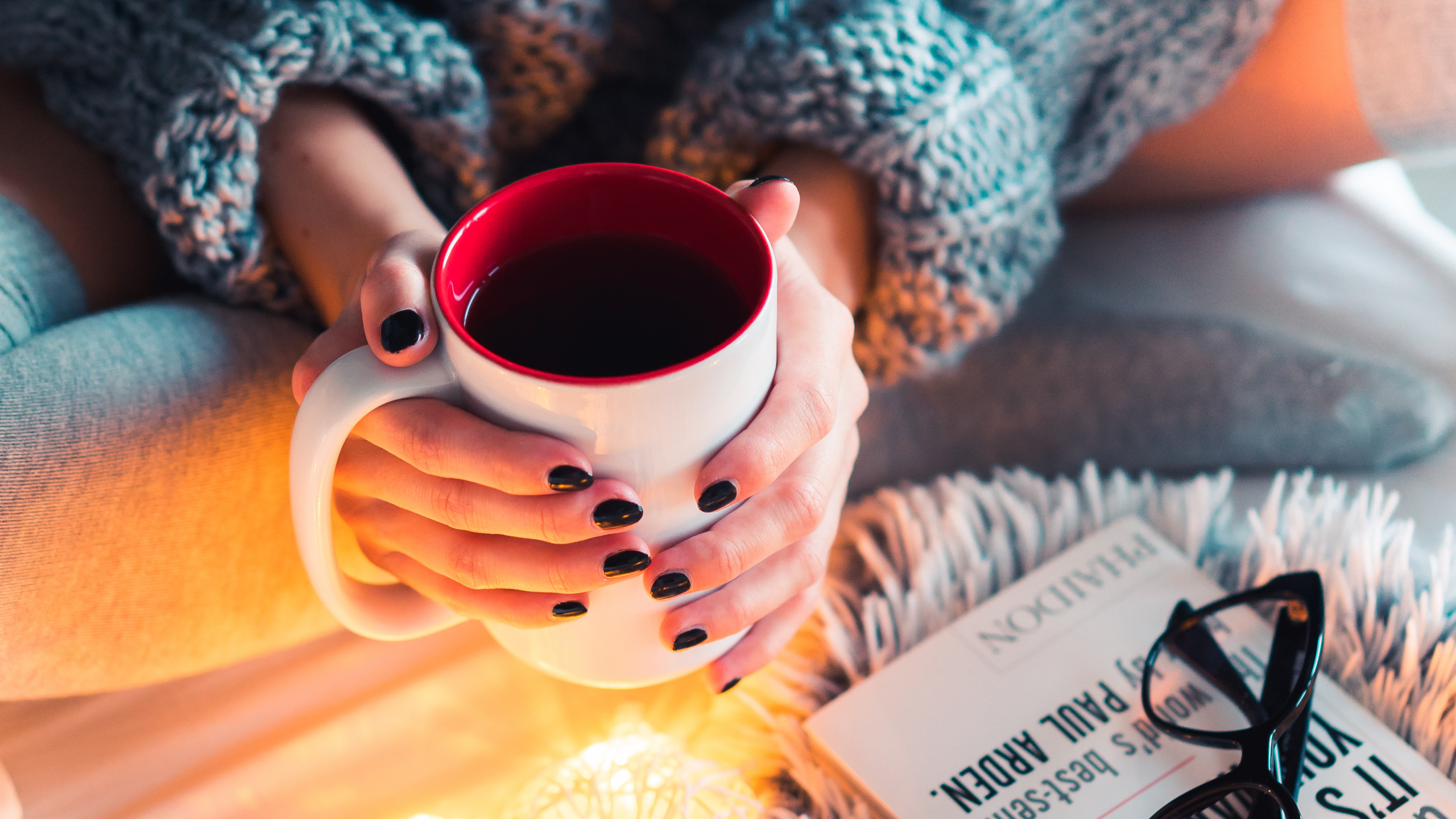 Обои очки, палец, Реклама, чашка, утро в разрешении 2560x1440