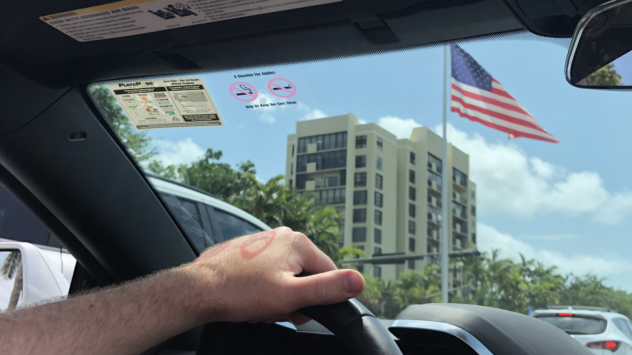 Обои ветровое стекло, Король, компактный автомобиль, рулевое колесо, автомобиль среднего размера в разрешении 1280x720