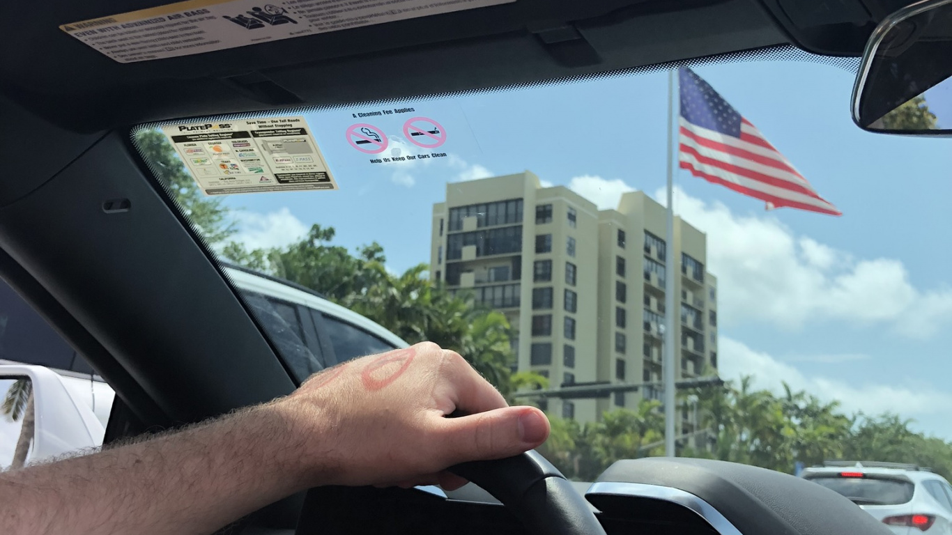 Обои ветровое стекло, Король, компактный автомобиль, рулевое колесо, автомобиль среднего размера в разрешении 1366x768