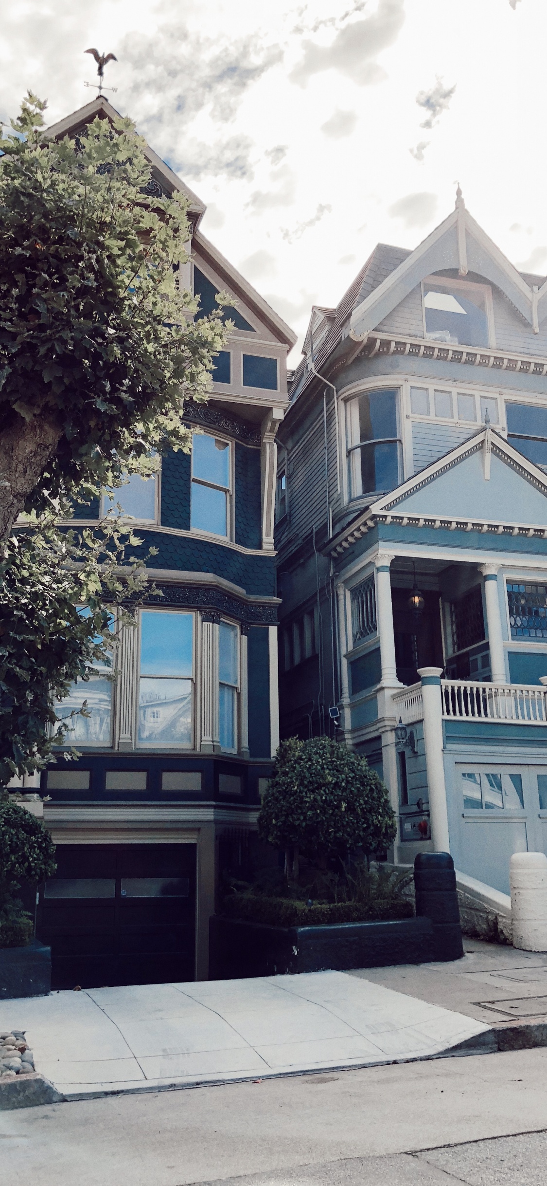 Обои Хаус, одежда, соседство, здание, городок в разрешении 1125x2436