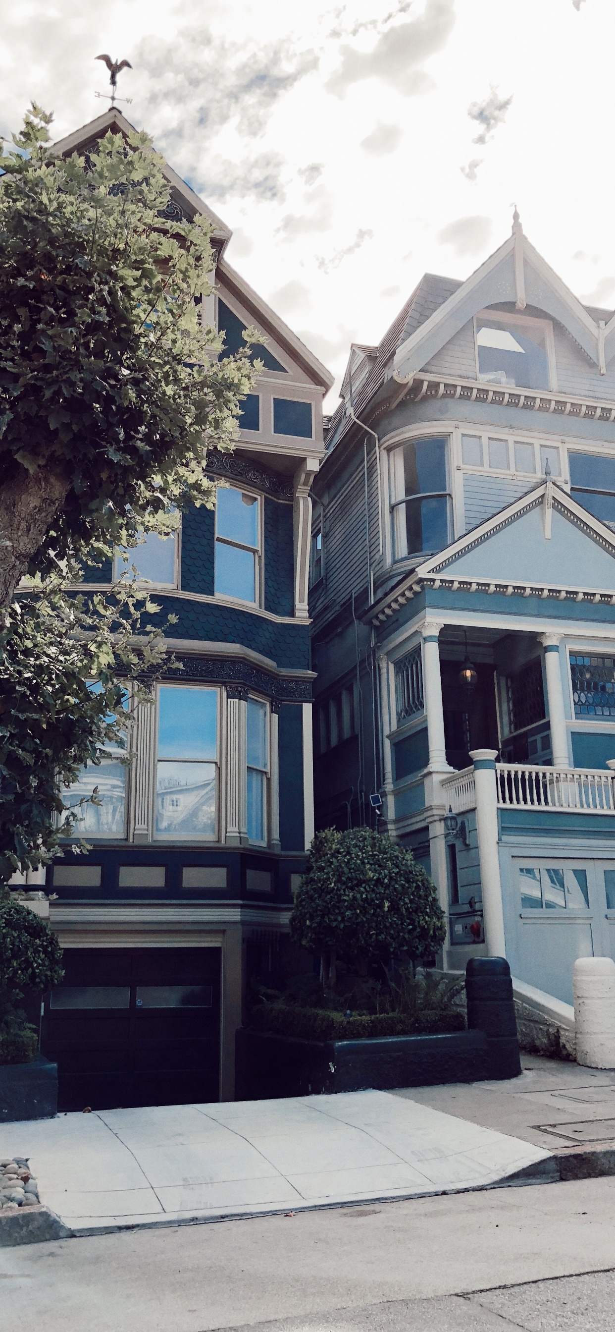 Обои Хаус, одежда, соседство, здание, городок в разрешении 1242x2688