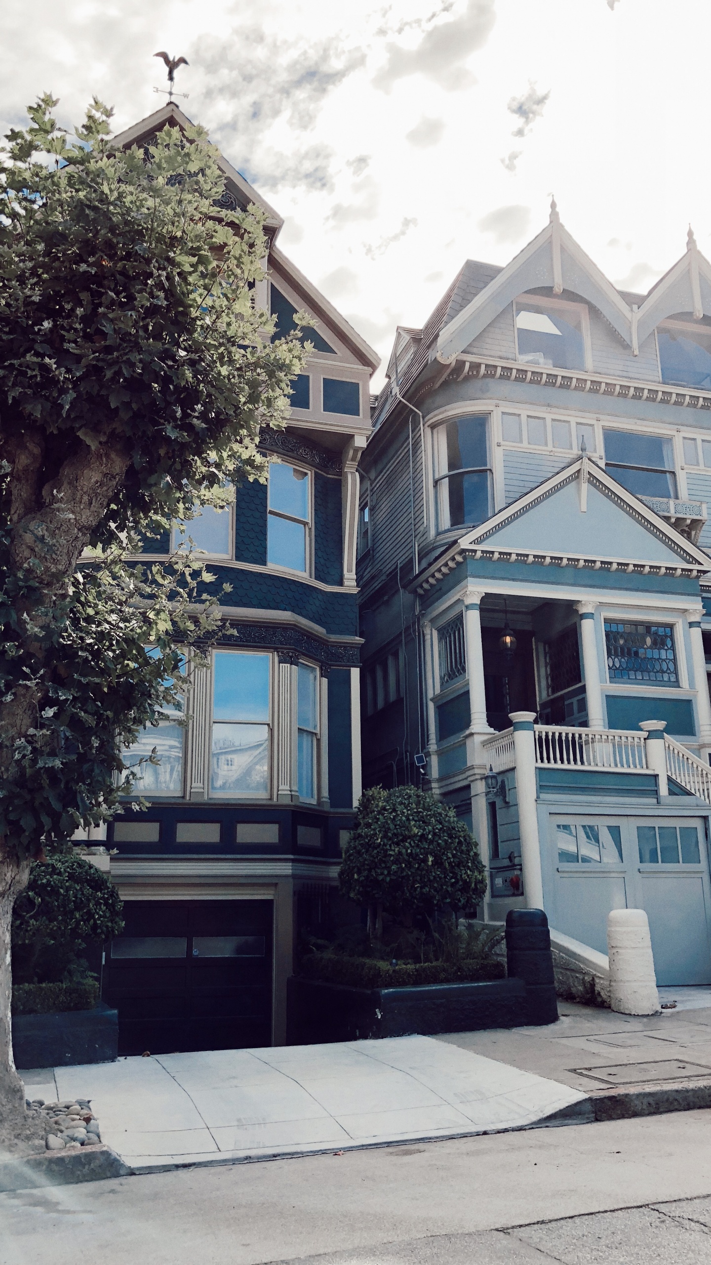 Обои Хаус, одежда, соседство, здание, городок в разрешении 1440x2560