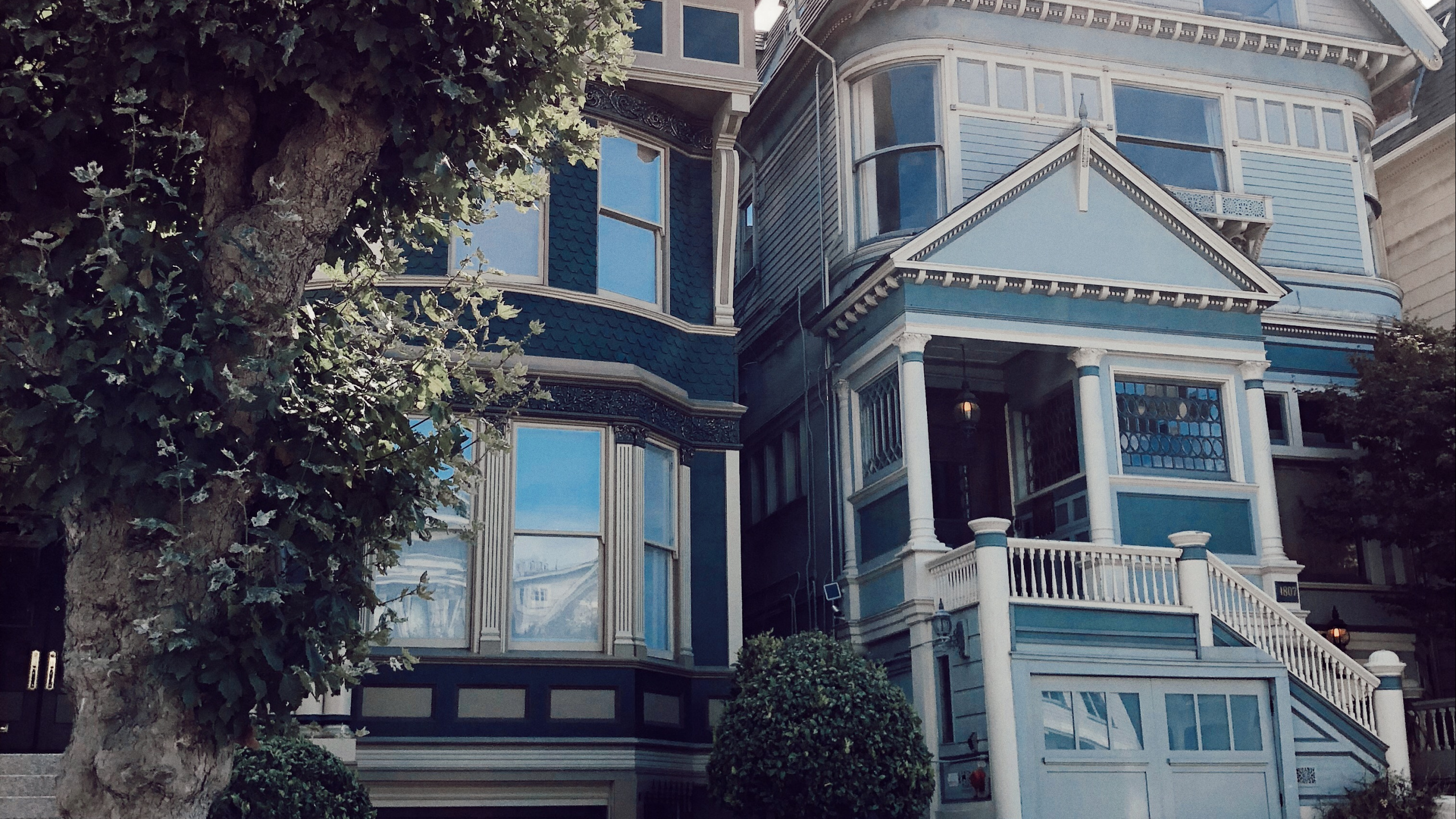 Обои Хаус, одежда, соседство, здание, городок в разрешении 2560x1440