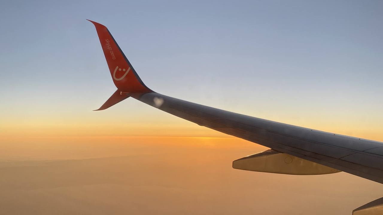 Обои воздушное путешествие, самолет, airbus a330, узкофюзеляжный самолет, самолеты в разрешении 1280x720