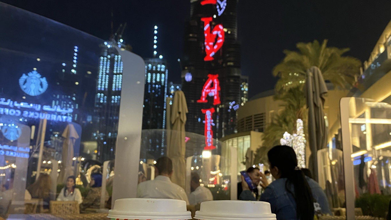 Обои Дубай, Бурдж Халифа, старбакс, новый логотип starbucks 2011, бутылка в разрешении 1366x768