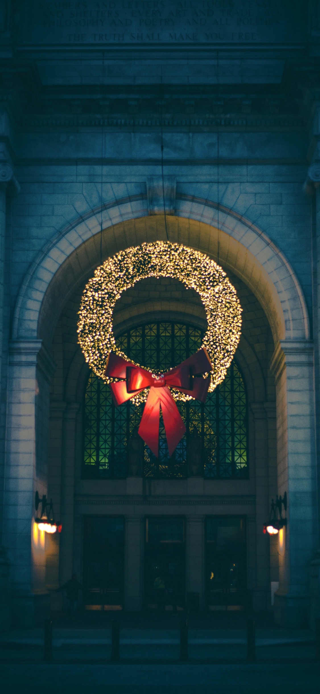 Обои Рождество, Рождественские огни, праздник, Рождественские украшения, елка в разрешении 1125x2436