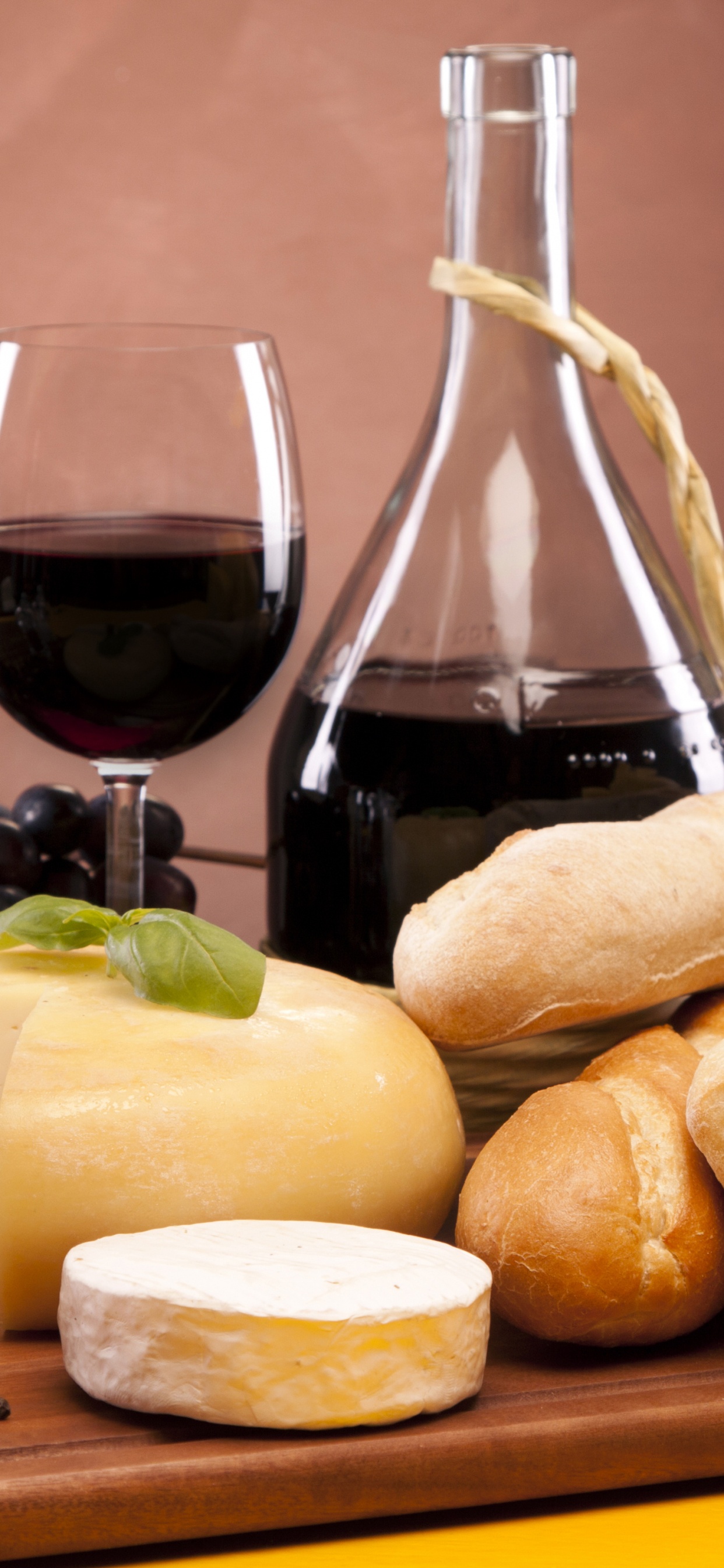 Обои вино, сыр, пища, бокал для вина, пармиджано реджано в разрешении 1242x2688