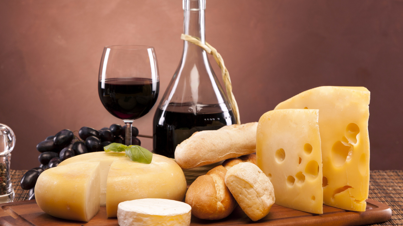Обои вино, сыр, пища, бокал для вина, пармиджано реджано в разрешении 1366x768