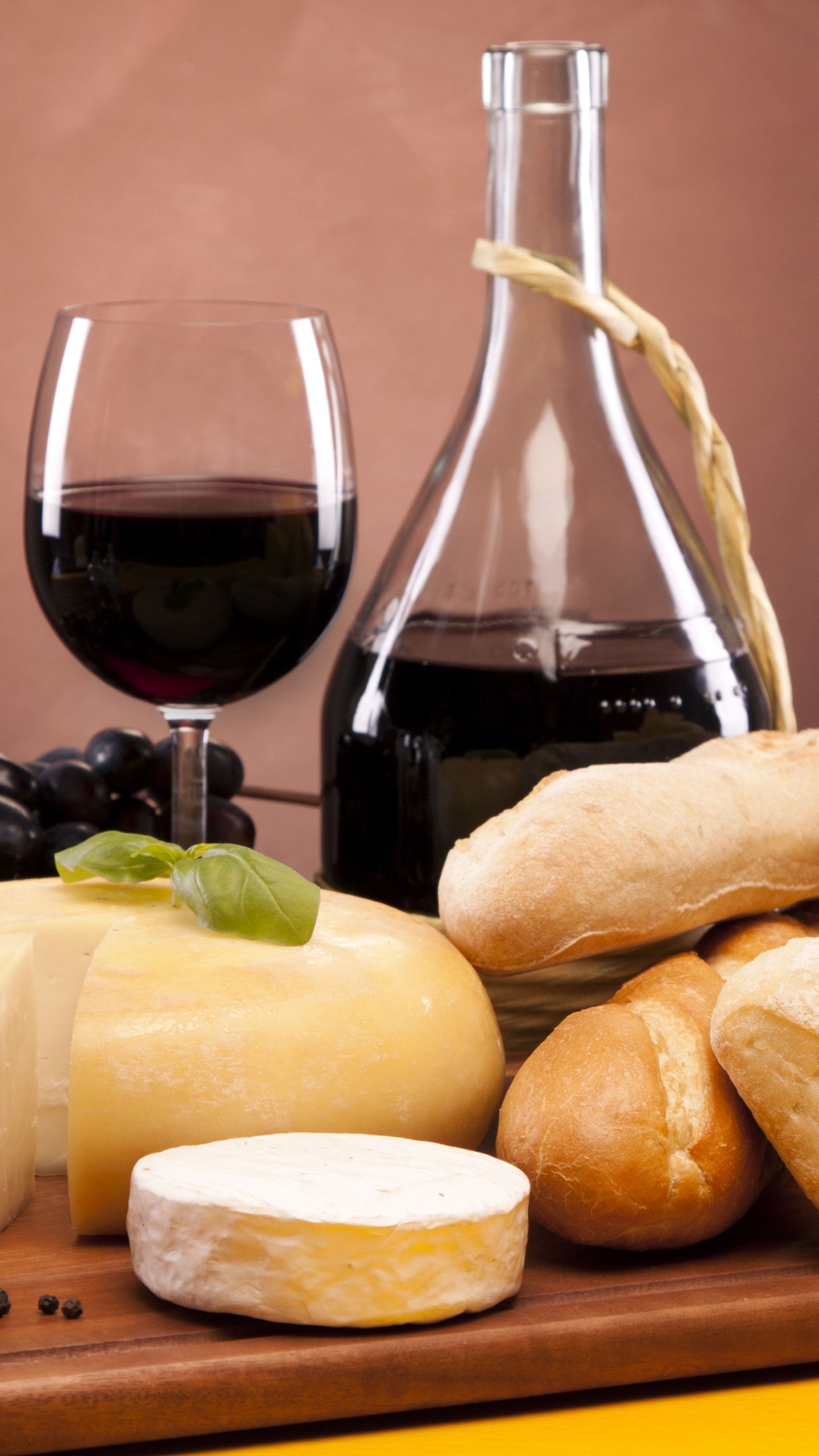 Обои вино, сыр, пища, бокал для вина, пармиджано реджано в разрешении 1440x2560