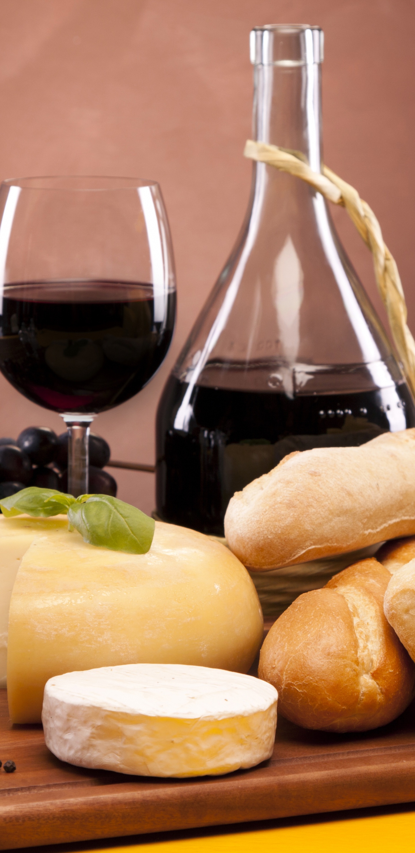 Обои вино, сыр, пища, бокал для вина, пармиджано реджано в разрешении 1440x2960