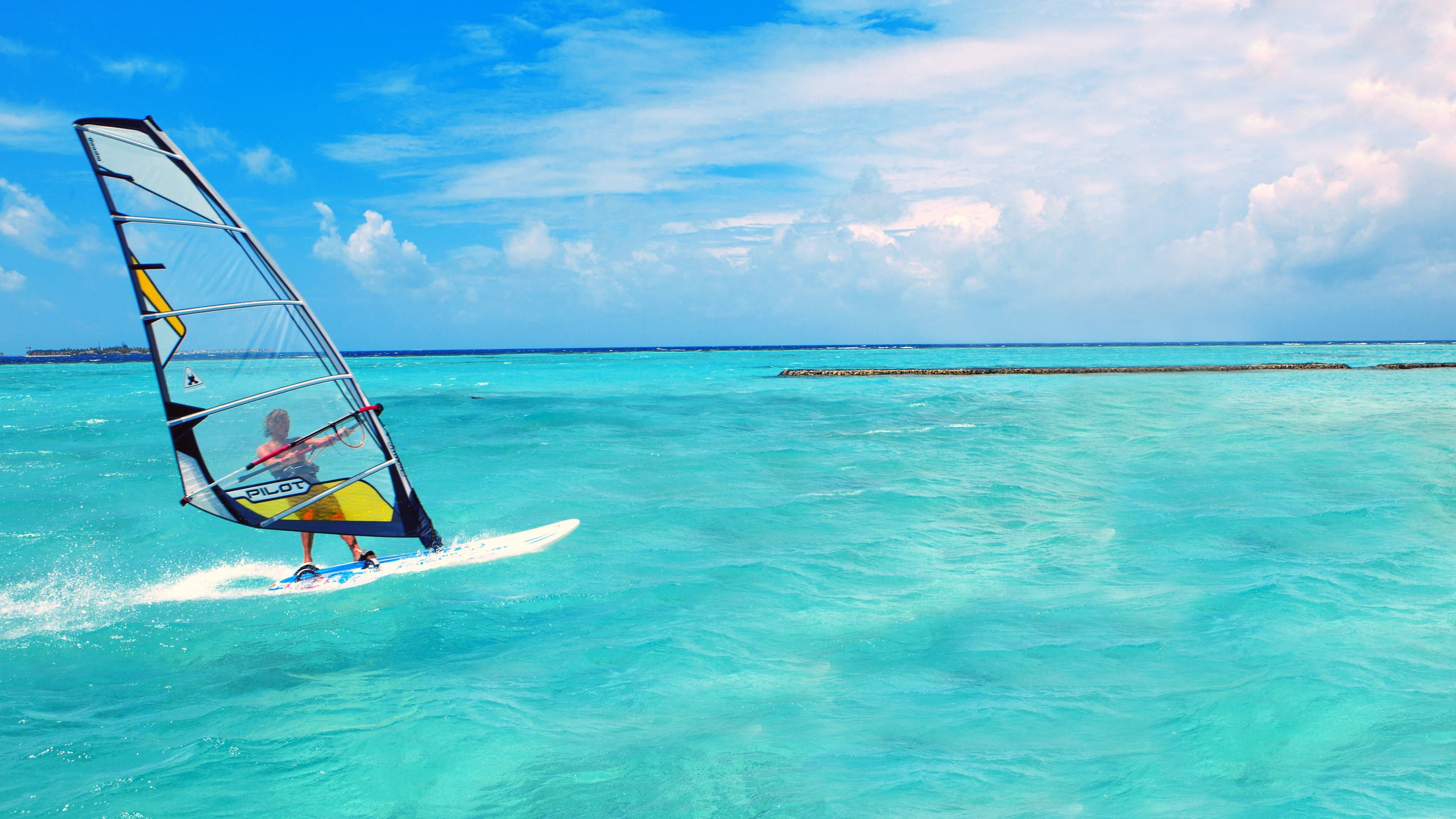 Обои виндсерфинг, серфинг, поверхностные водные виды спорта, перевозка воды, boardsport в разрешении 2560x1440