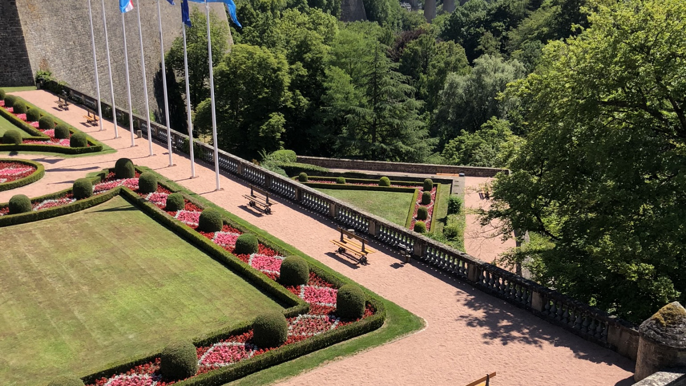 Обои Адольф мост, сад, флаг, поле, парк в разрешении 1366x768