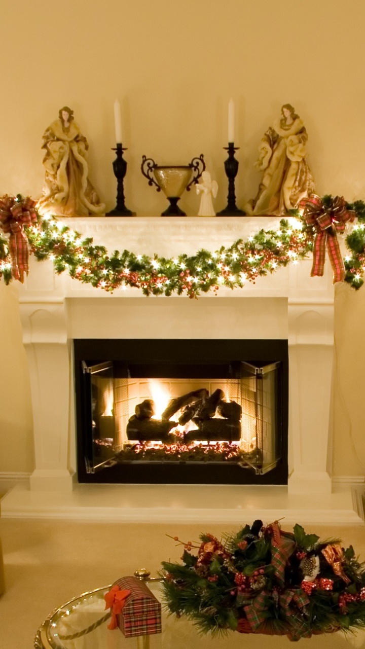 Обои Рождественский день, елка, Рождественские украшения, очаг, гостиная комната в разрешении 720x1280