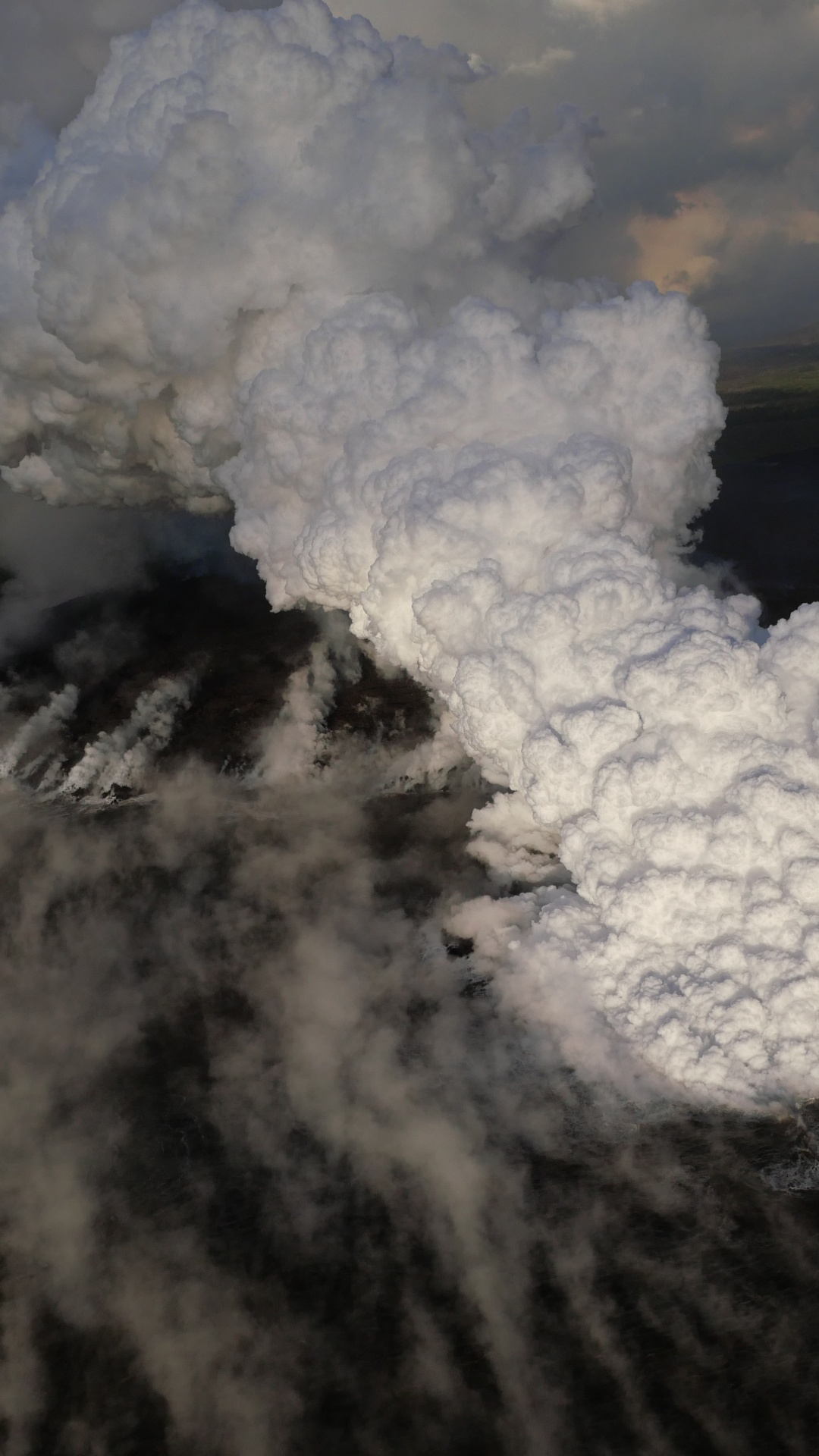 Обои вулкан, лава, дым, вулканического рельефа, лавовый поток в разрешении 1080x1920