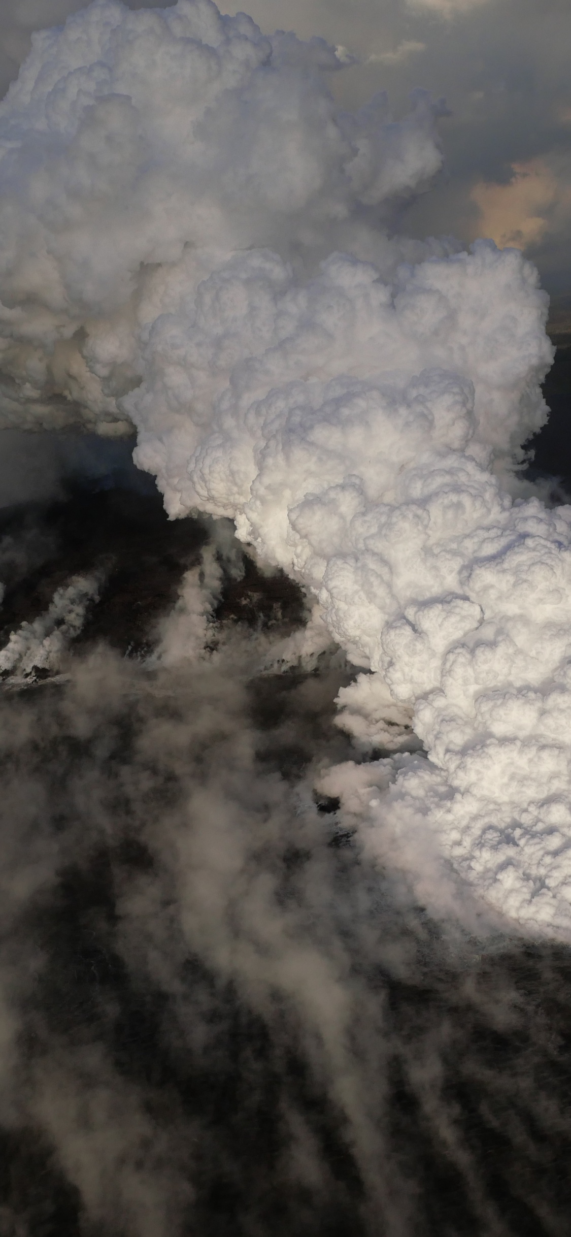 Обои вулкан, лава, дым, вулканического рельефа, лавовый поток в разрешении 1125x2436