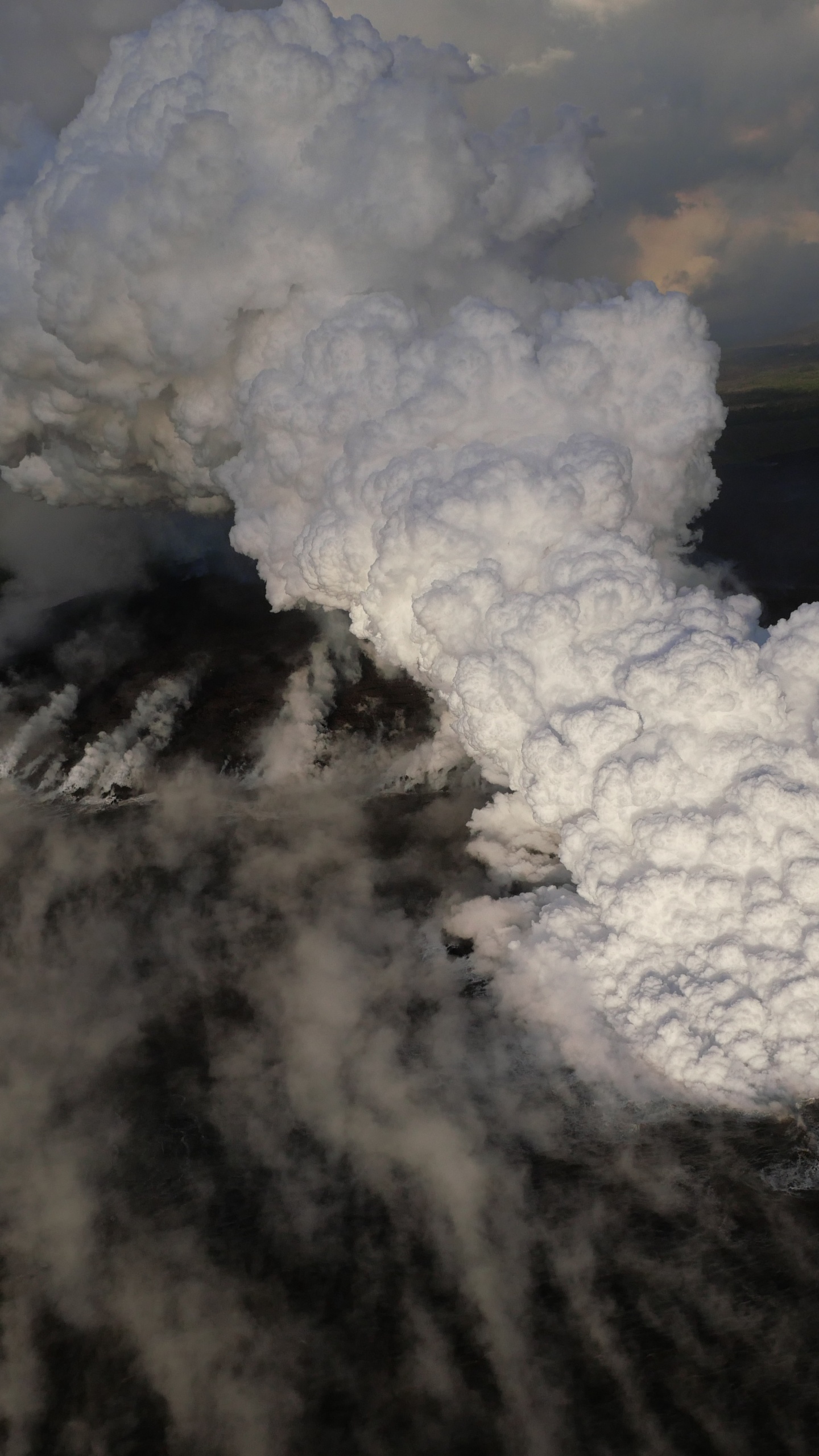 Обои вулкан, лава, дым, вулканического рельефа, лавовый поток в разрешении 1440x2560