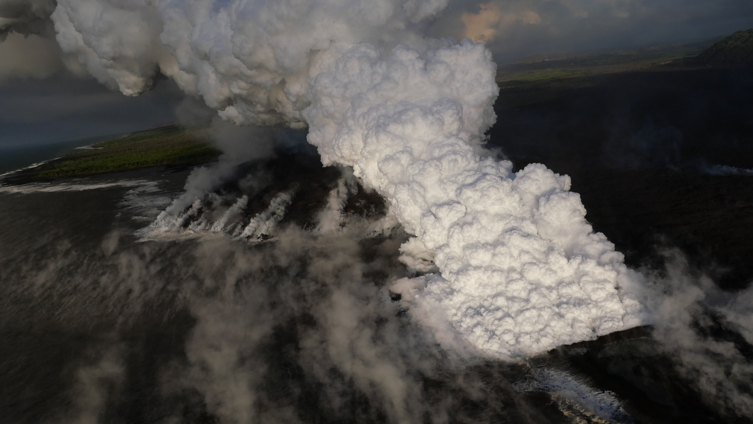 Обои вулкан, лава, дым, вулканического рельефа, лавовый поток в разрешении 2560x1440