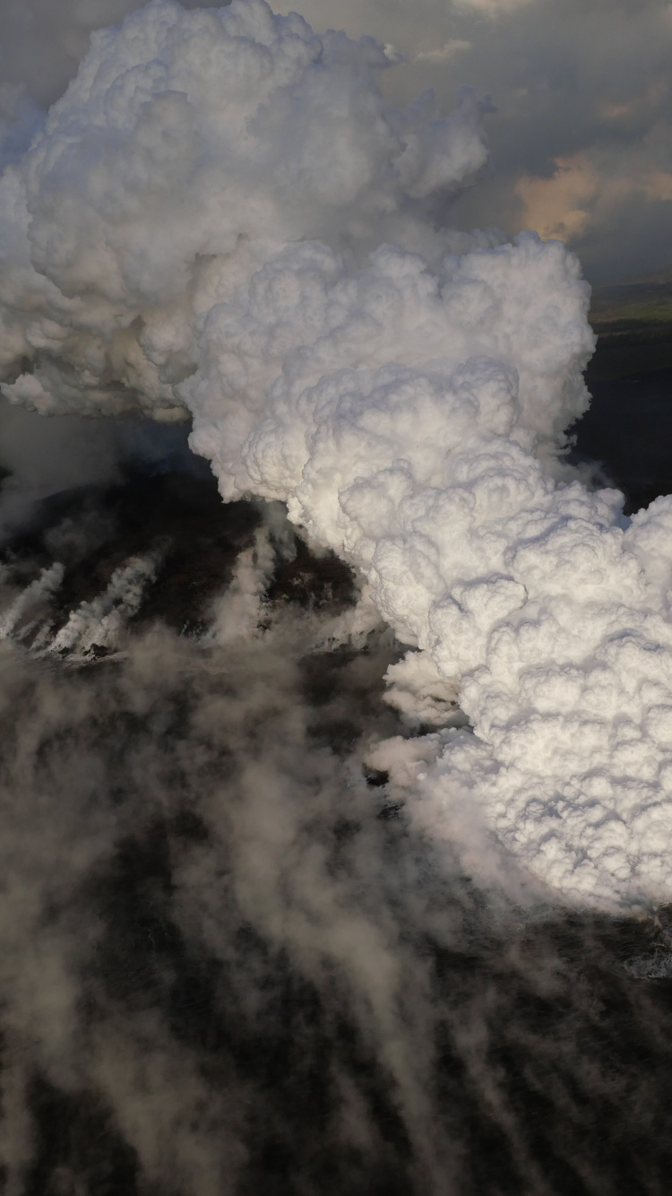 Обои вулкан, лава, дым, вулканического рельефа, лавовый поток в разрешении 750x1334