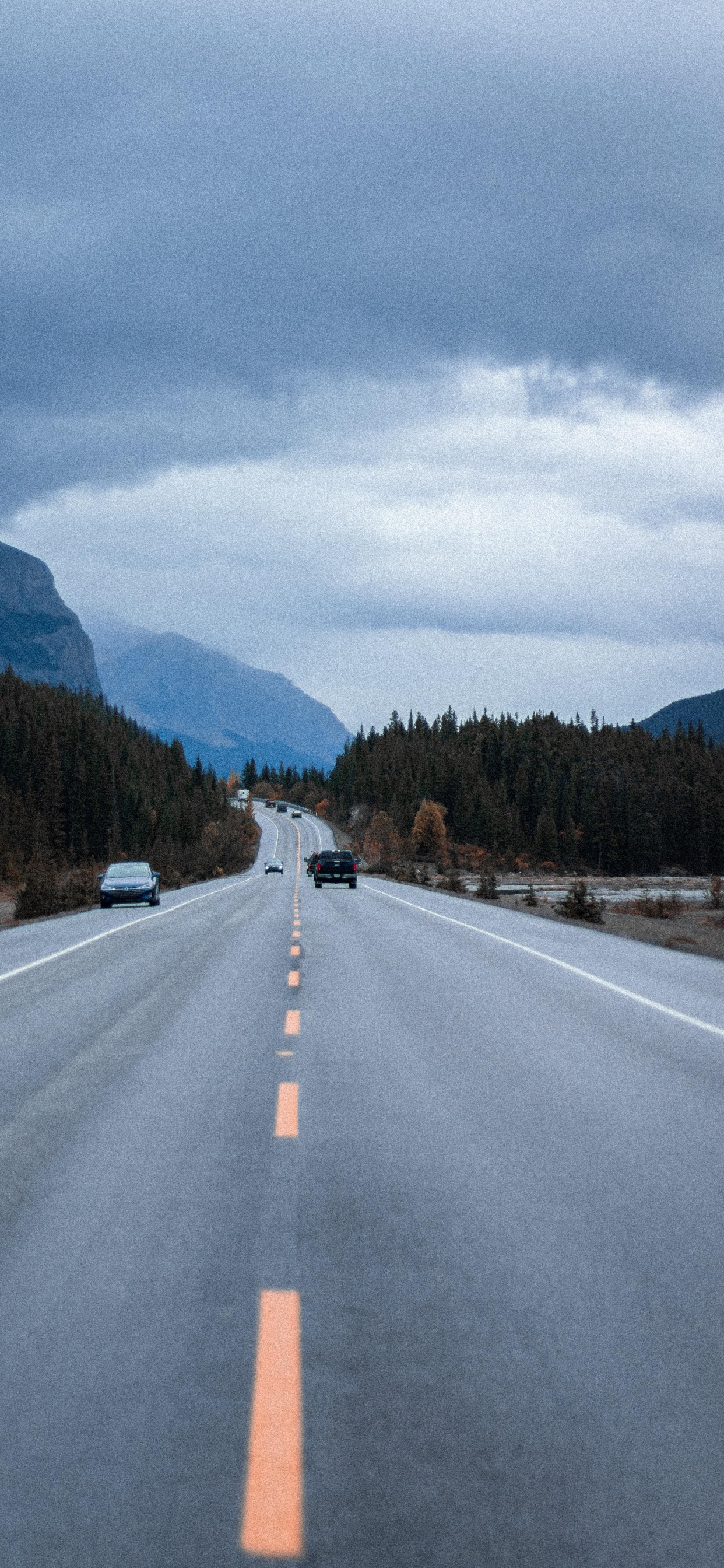 Обои переулок, облако, легковые автомобили, гора, растение в разрешении 1242x2688