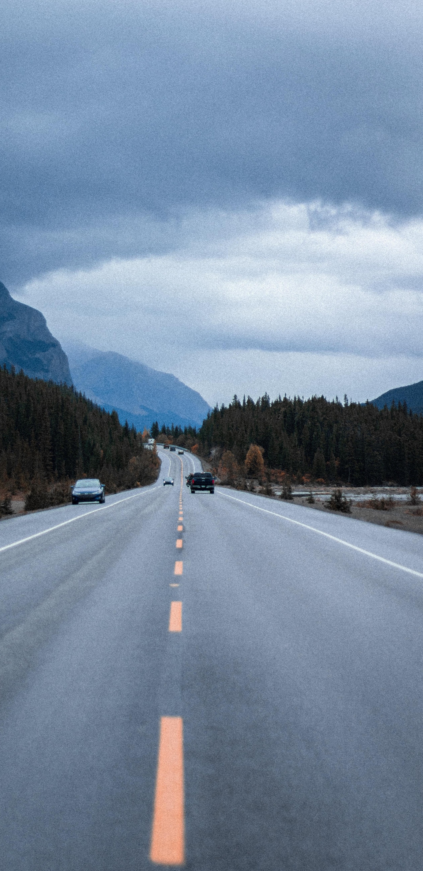 Обои переулок, облако, легковые автомобили, гора, растение в разрешении 1440x2960