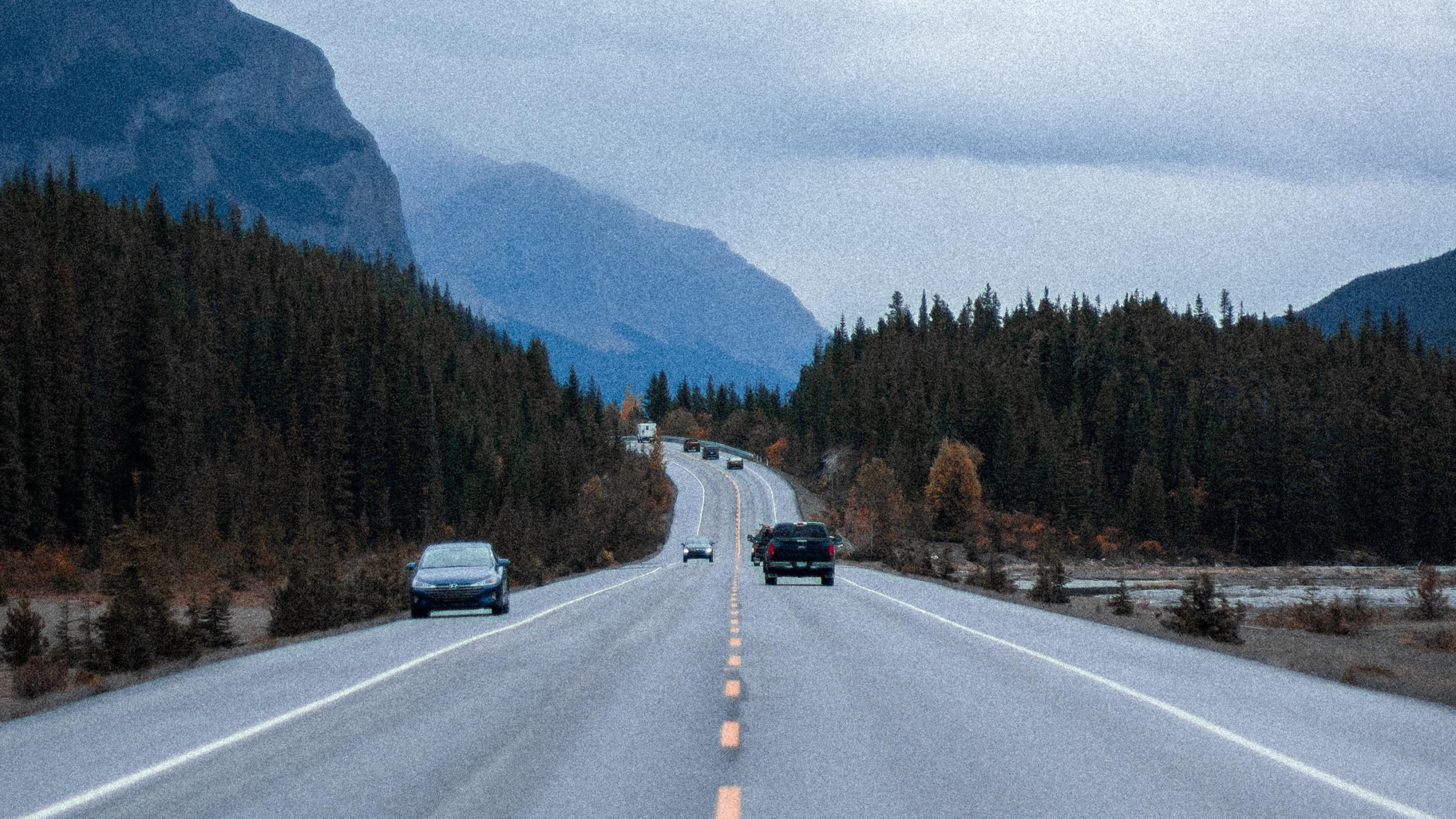 Обои переулок, облако, легковые автомобили, гора, растение в разрешении 2560x1440