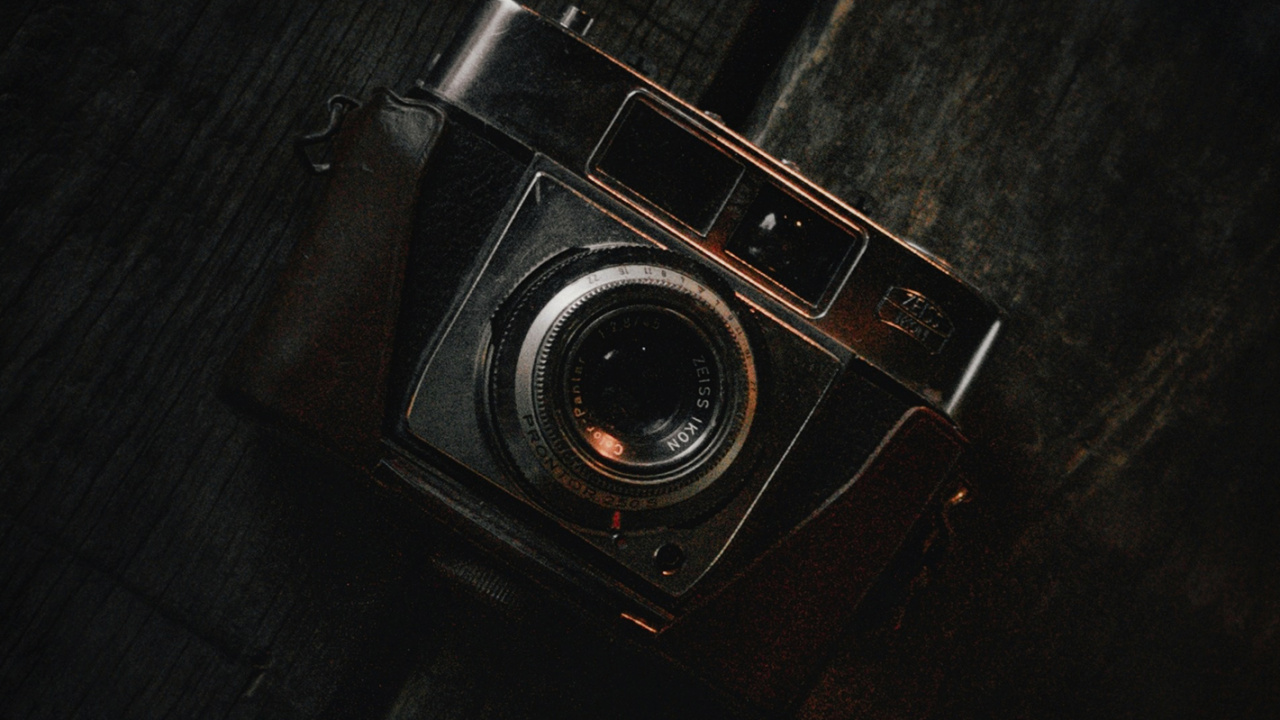 Обои темнота, коричневый цвет, камера, объектив камеры, аксессуары для камеры в разрешении 1280x720