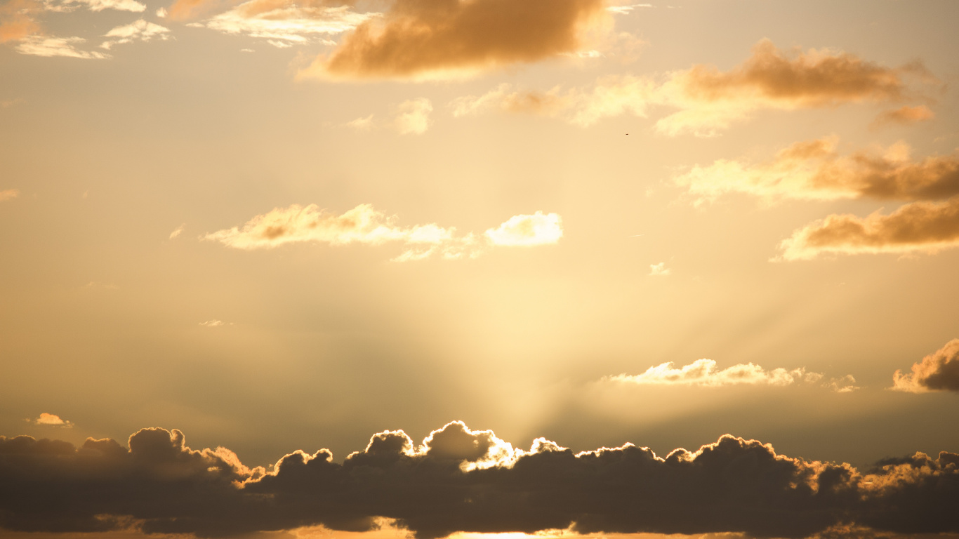 Обои облако, закат, солнечный свет, кучевое облако, горизонт в разрешении 1366x768