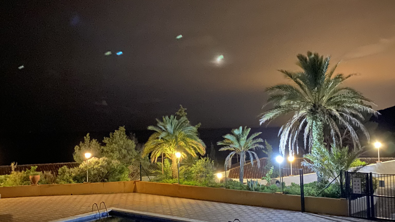 Обои вода, плавательный бассейн, пальмовые рощи, ландшафтное освещение, недвижимость в разрешении 1280x720