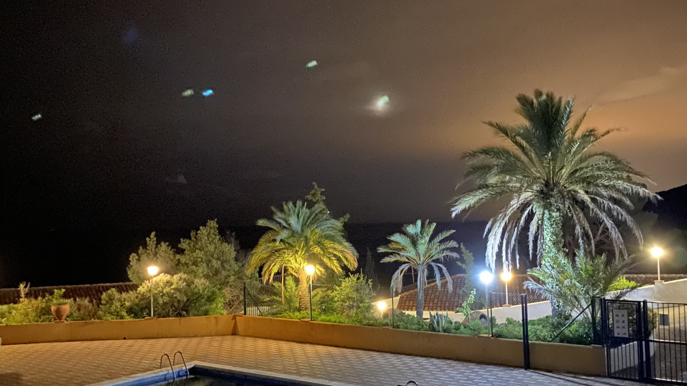 Обои вода, плавательный бассейн, пальмовые рощи, ландшафтное освещение, недвижимость в разрешении 1366x768