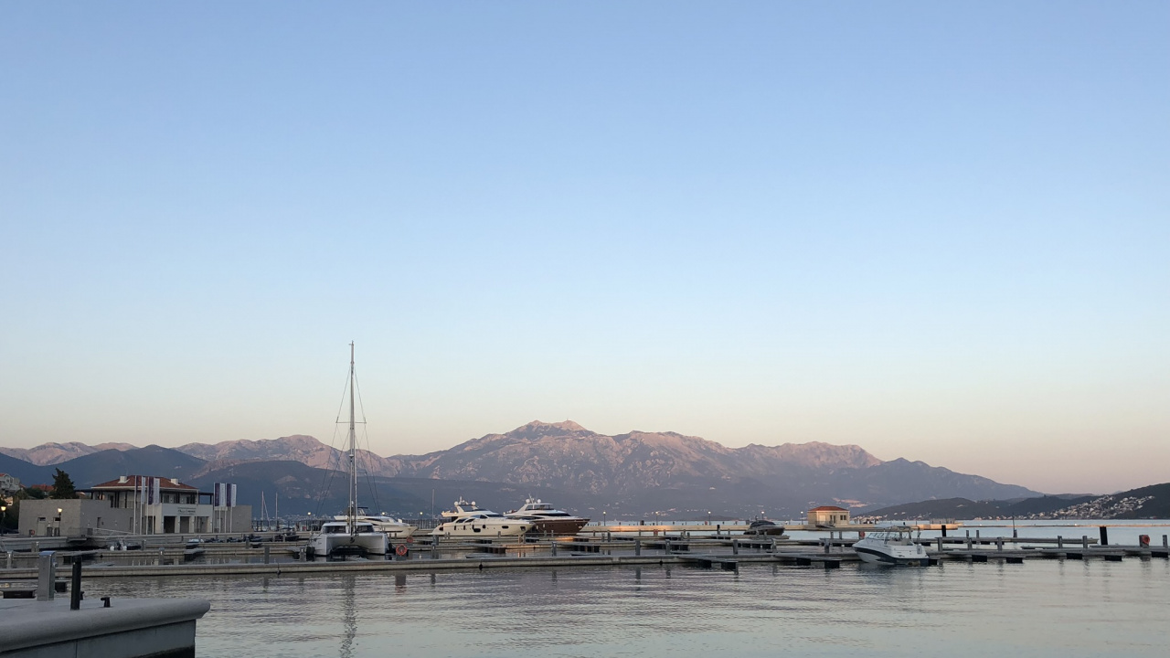 Обои море, вода, водоем, горный рельеф, зима в разрешении 1280x720