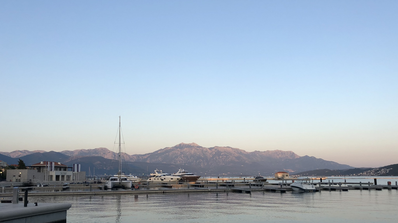 Обои море, вода, водоем, горный рельеф, зима в разрешении 1366x768