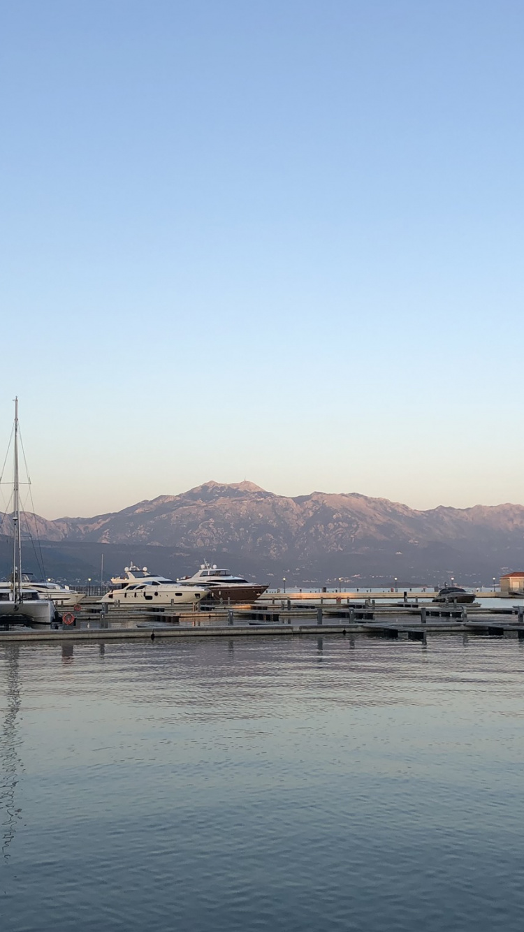 Обои море, вода, водоем, горный рельеф, зима в разрешении 750x1334