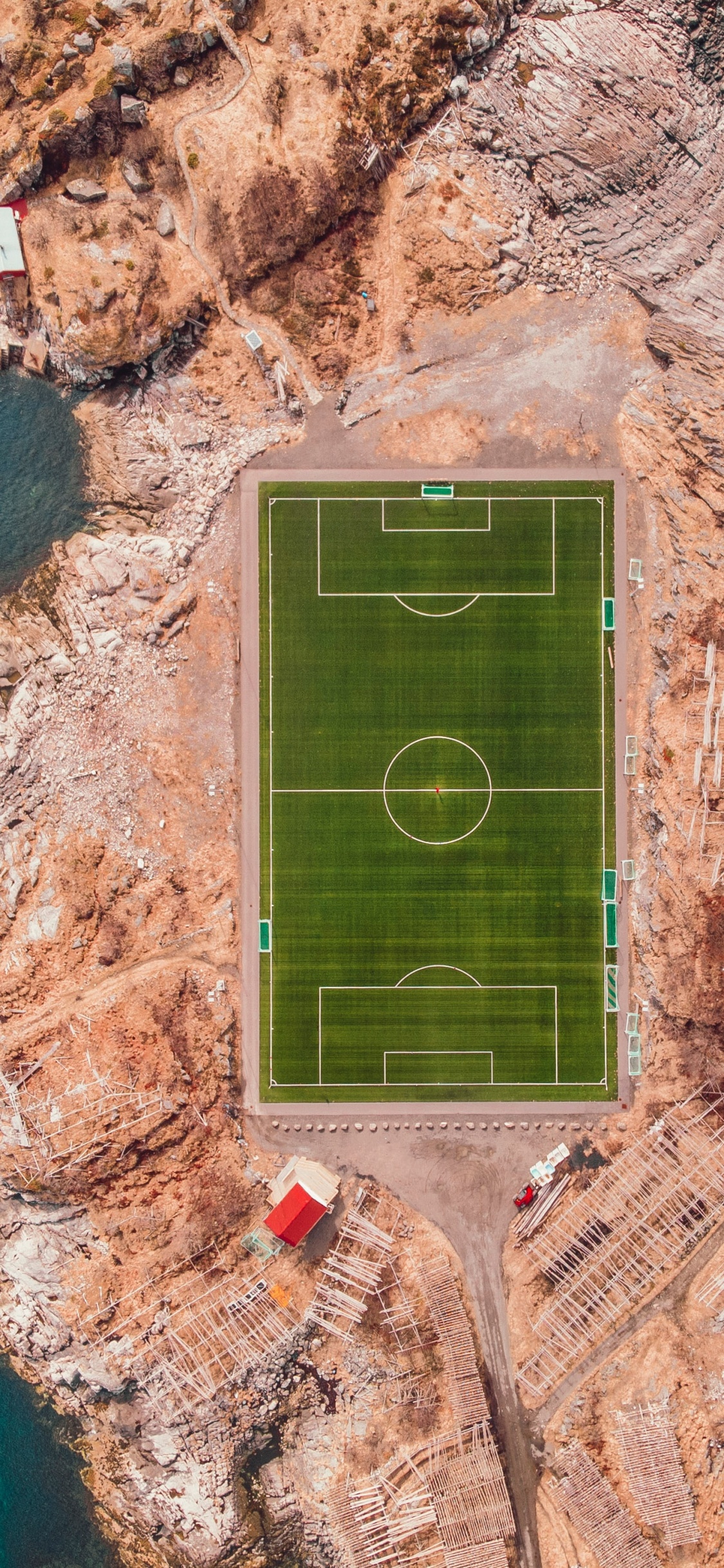 Обои стадион, henningsvr спортивный командный этап, Henningsvr, Лофотен, стадион Брайант-денни в разрешении 1125x2436