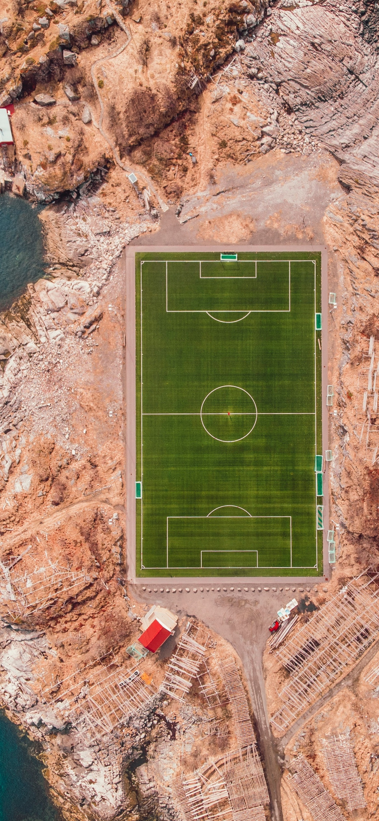 Обои стадион, henningsvr спортивный командный этап, Henningsvr, Лофотен, стадион Брайант-денни в разрешении 1242x2688