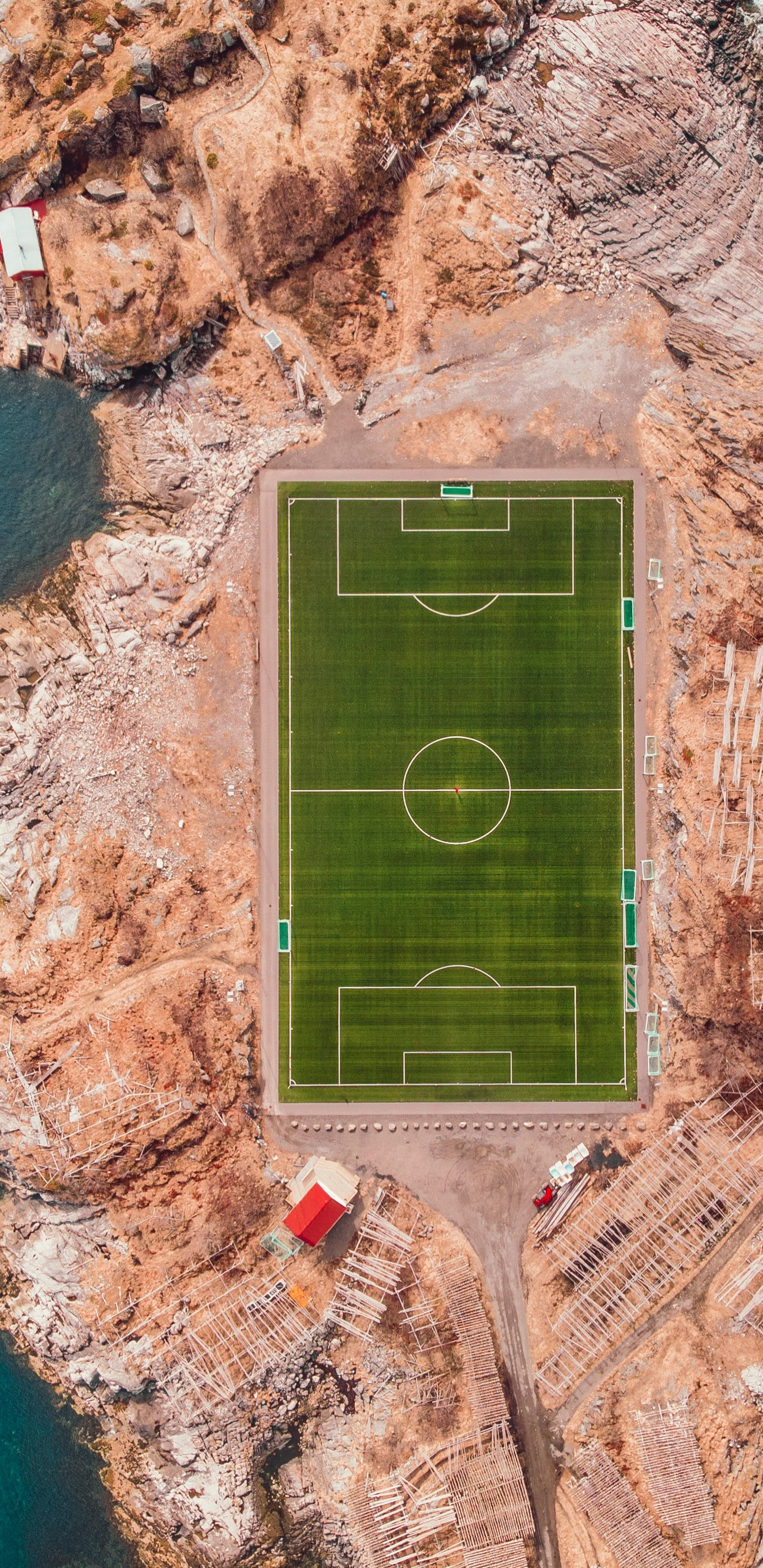 Обои стадион, henningsvr спортивный командный этап, Henningsvr, Лофотен, стадион Брайант-денни в разрешении 1440x2960