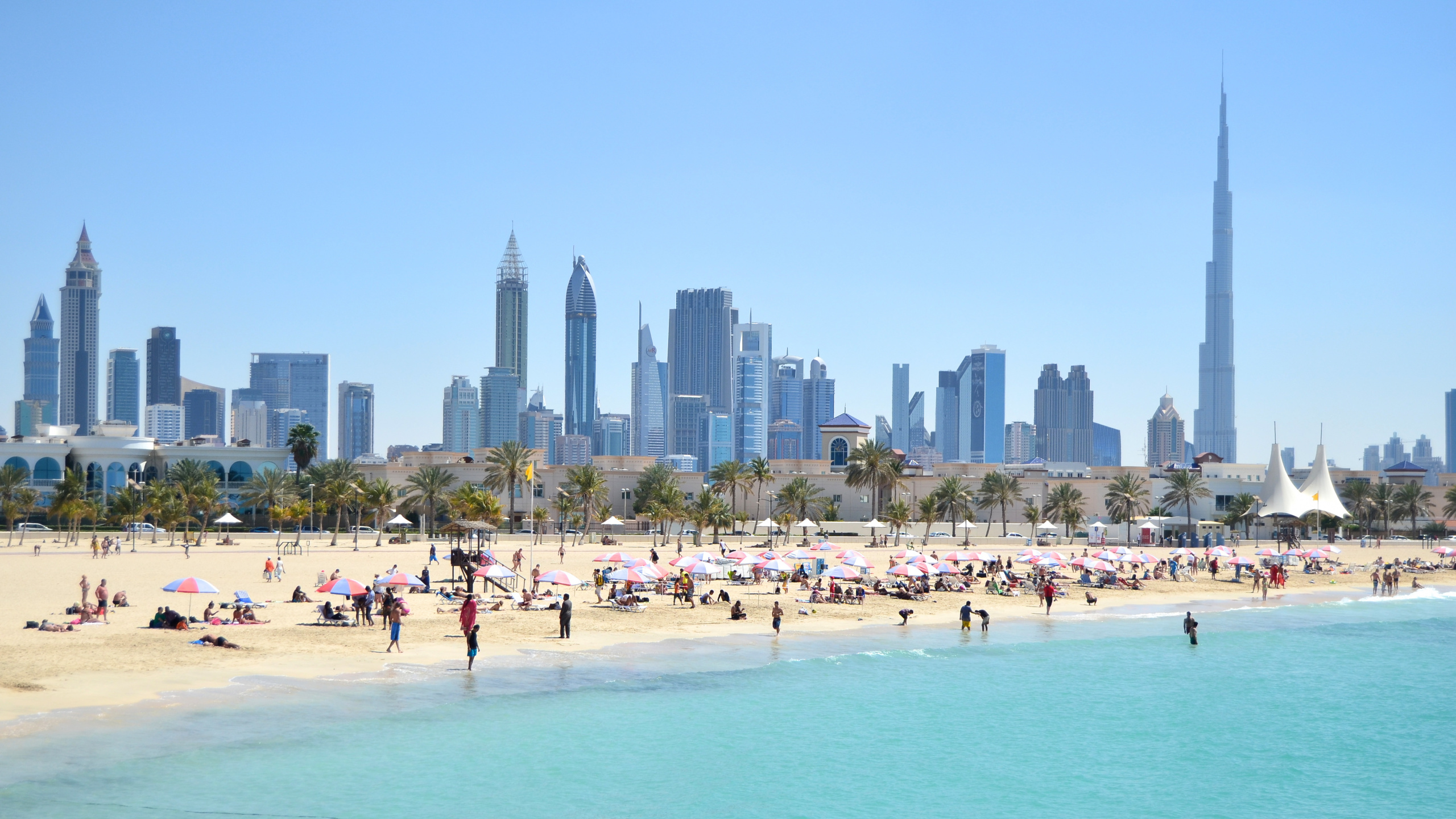 Обои пляж, пляж Джумейра, общественный пляж, море, линия горизонта в разрешении 2560x1440