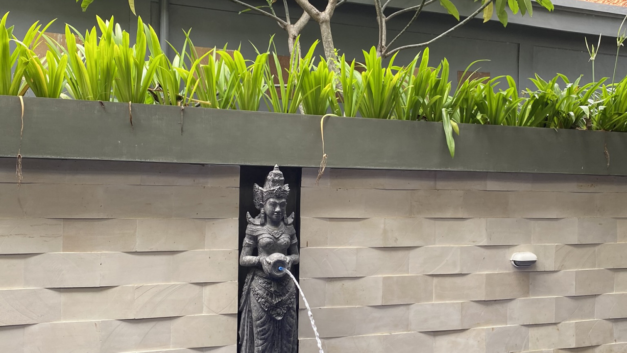 Обои вода, окно, пальмовые рощи, плавательный бассейн, водные элементы в разрешении 1280x720