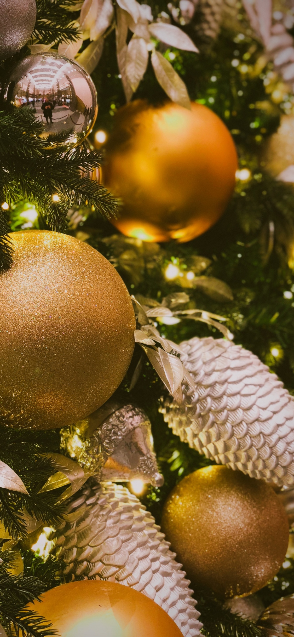 Обои Рождественский день, рождественский орнамент, елка, Рождественские украшения, Санта-Клаус в разрешении 1125x2436