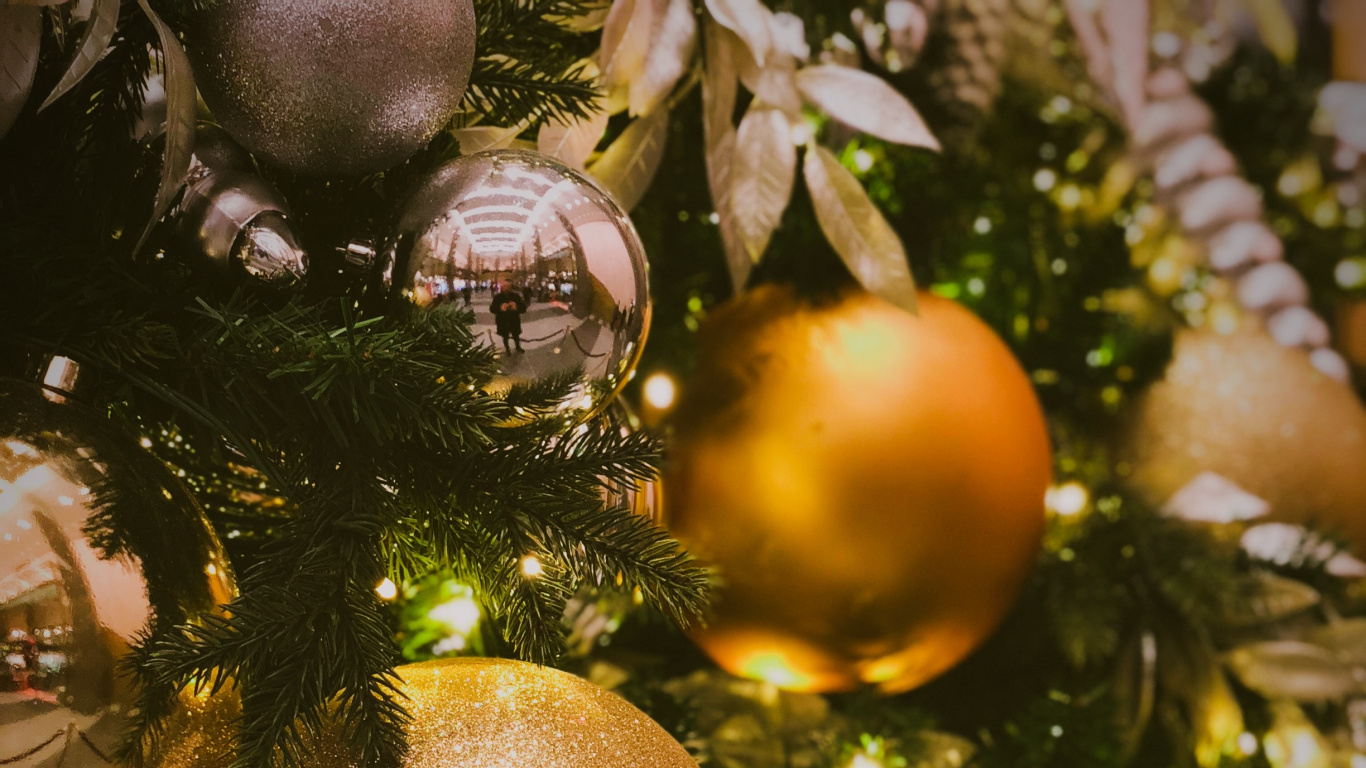 Обои Рождественский день, рождественский орнамент, елка, Рождественские украшения, Санта-Клаус в разрешении 1366x768