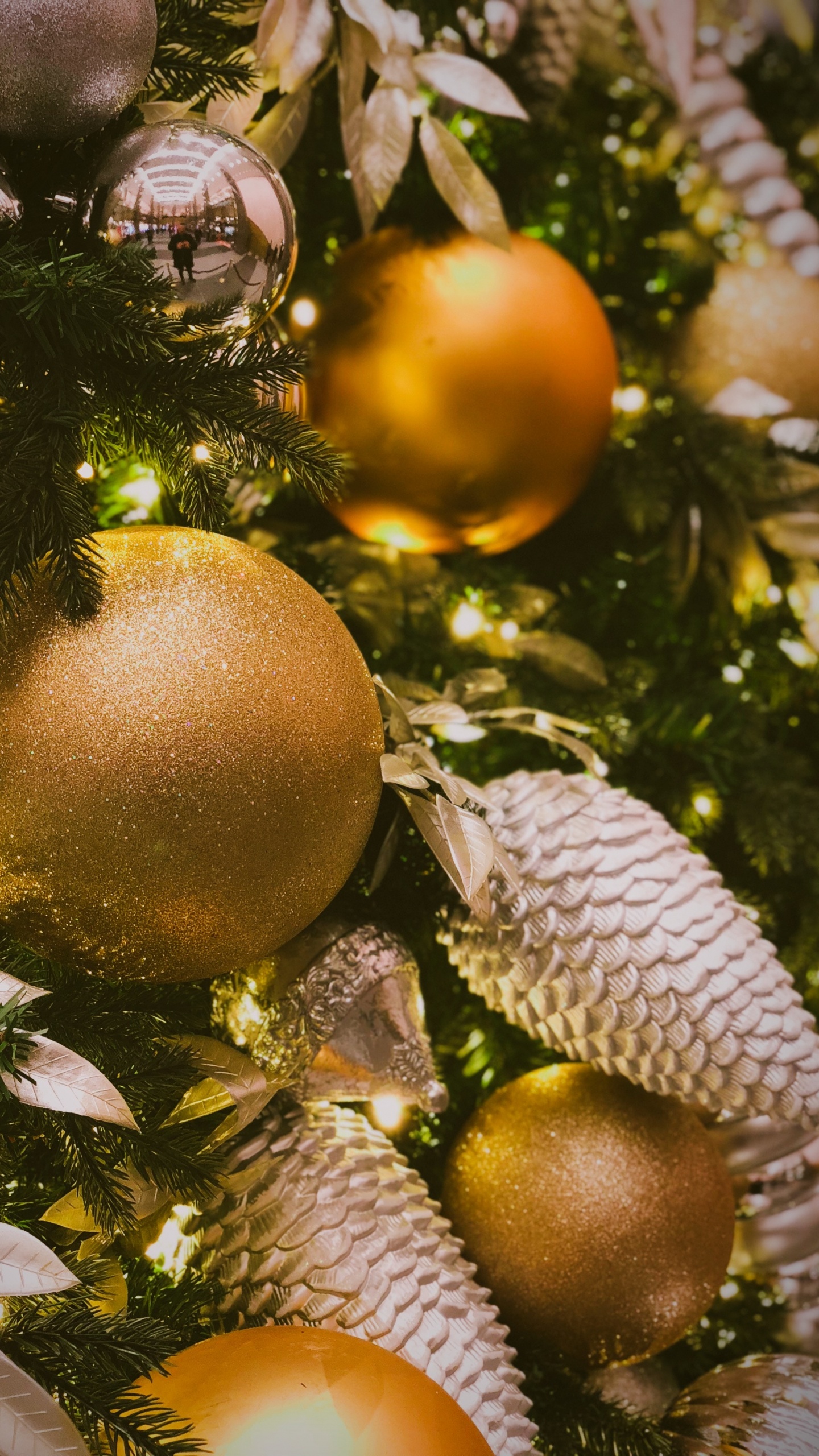 Обои Рождественский день, рождественский орнамент, елка, Рождественские украшения, Санта-Клаус в разрешении 1440x2560