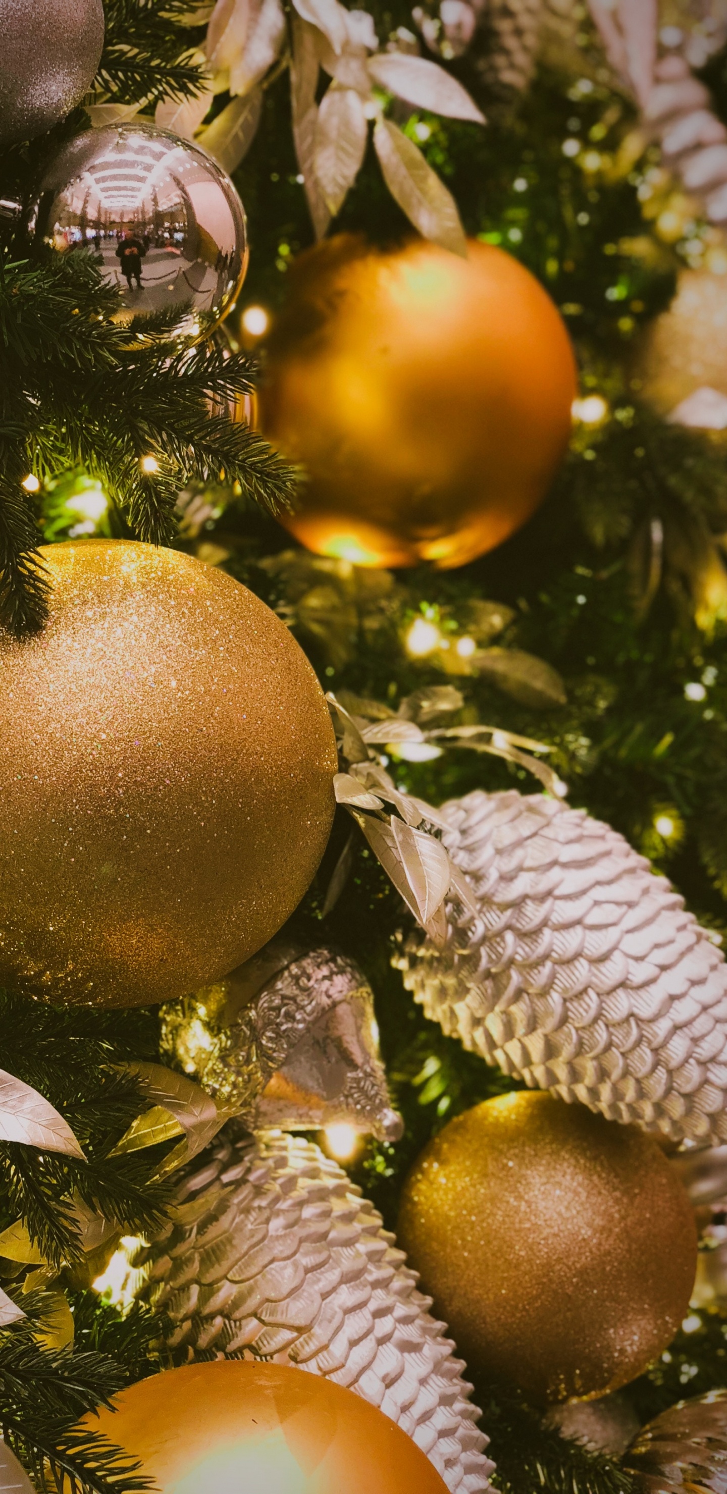 Обои Рождественский день, рождественский орнамент, елка, Рождественские украшения, Санта-Клаус в разрешении 1440x2960