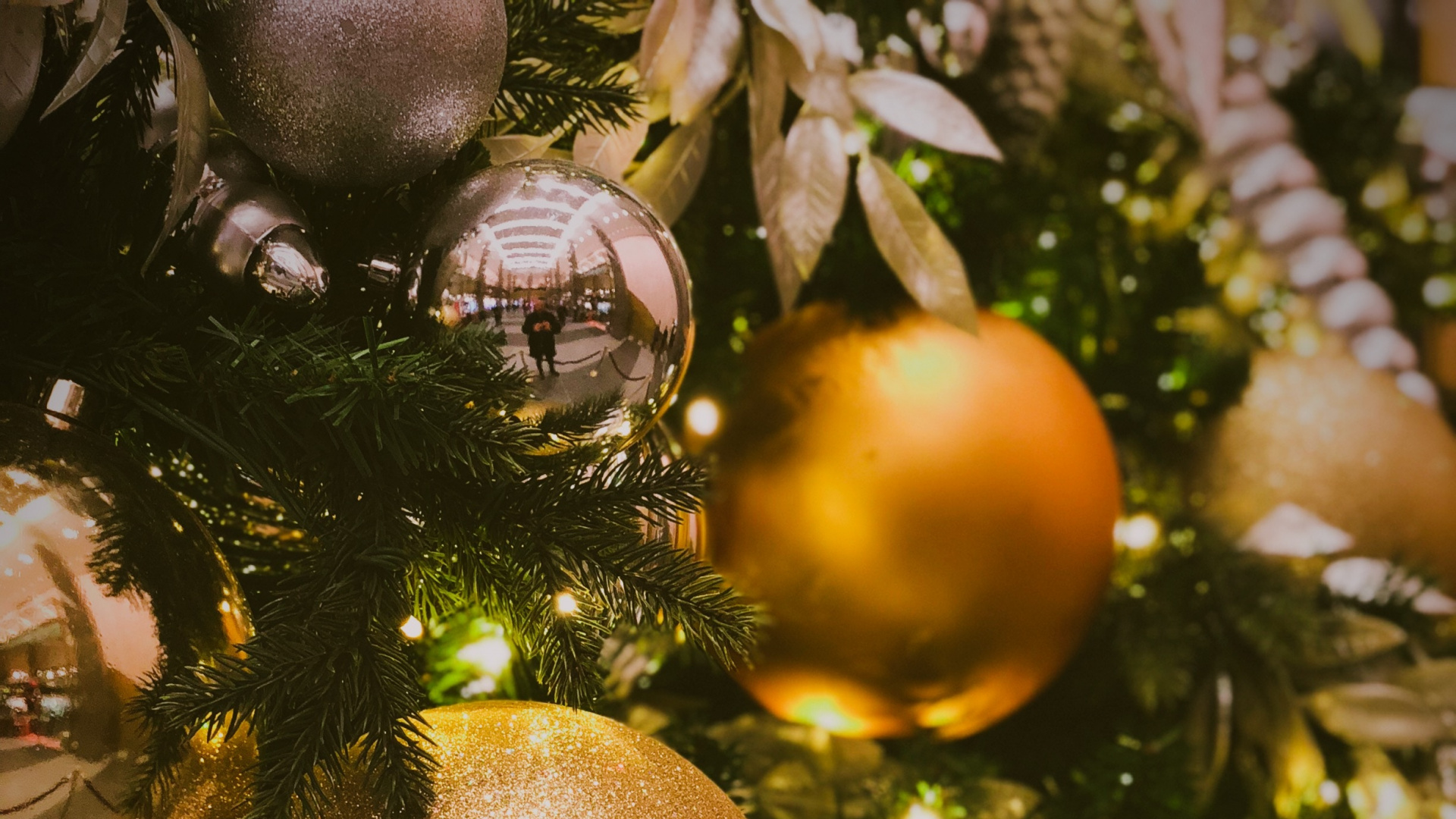 Обои Рождественский день, рождественский орнамент, елка, Рождественские украшения, Санта-Клаус в разрешении 1920x1080