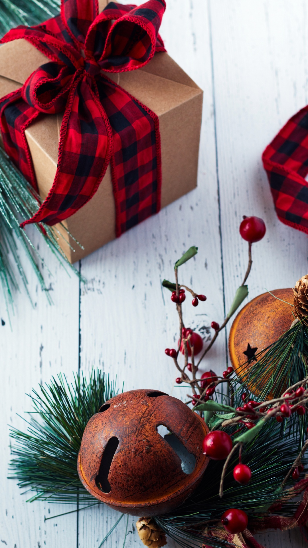 Обои Рождественский день, красный цвет, Рождество, рождественский орнамент, подарочная упаковка в разрешении 1080x1920