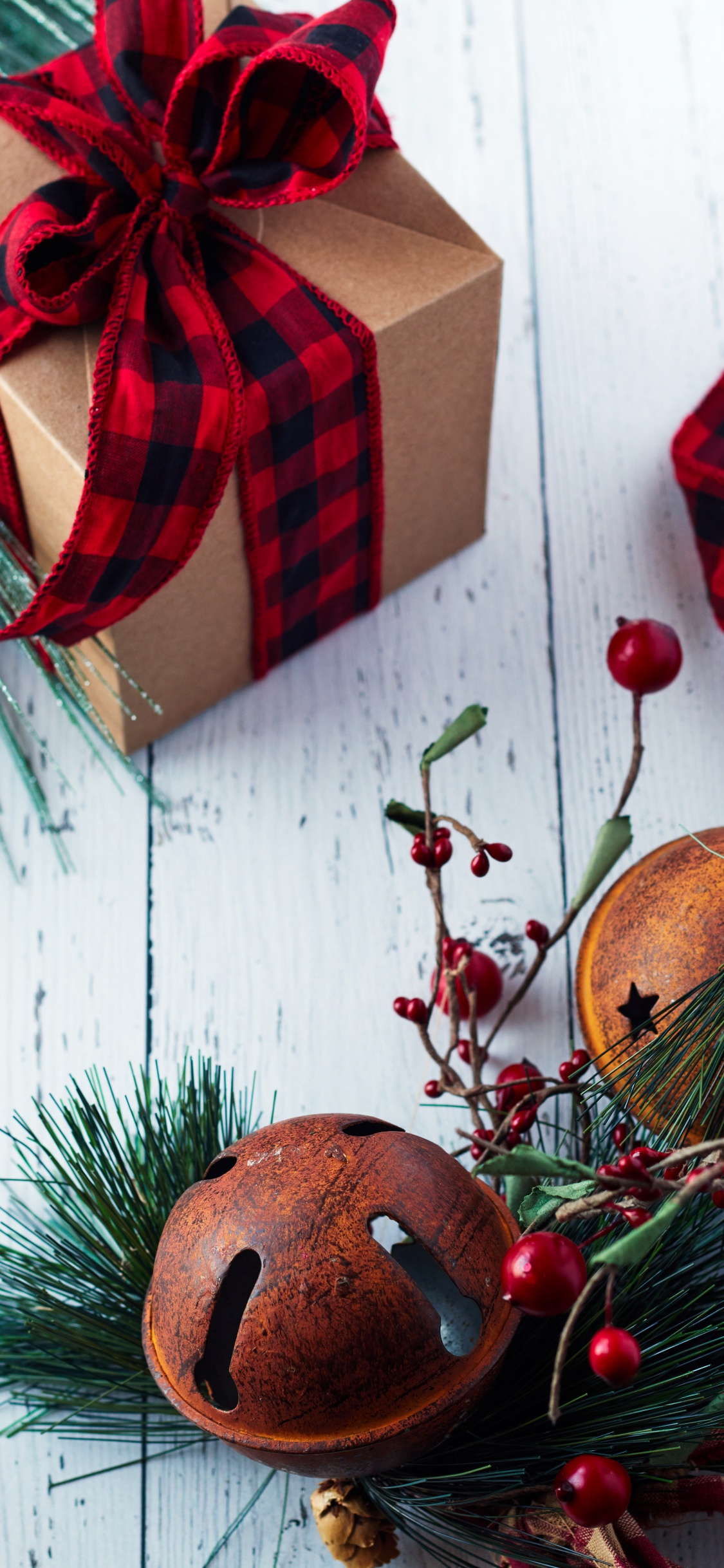 Обои Рождественский день, красный цвет, Рождество, рождественский орнамент, подарочная упаковка в разрешении 1125x2436