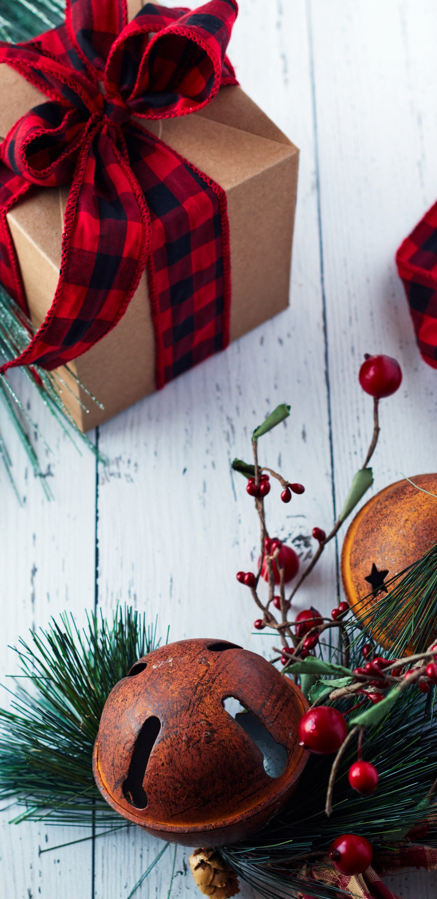 Обои Рождественский день, красный цвет, Рождество, рождественский орнамент, подарочная упаковка в разрешении 1440x2960