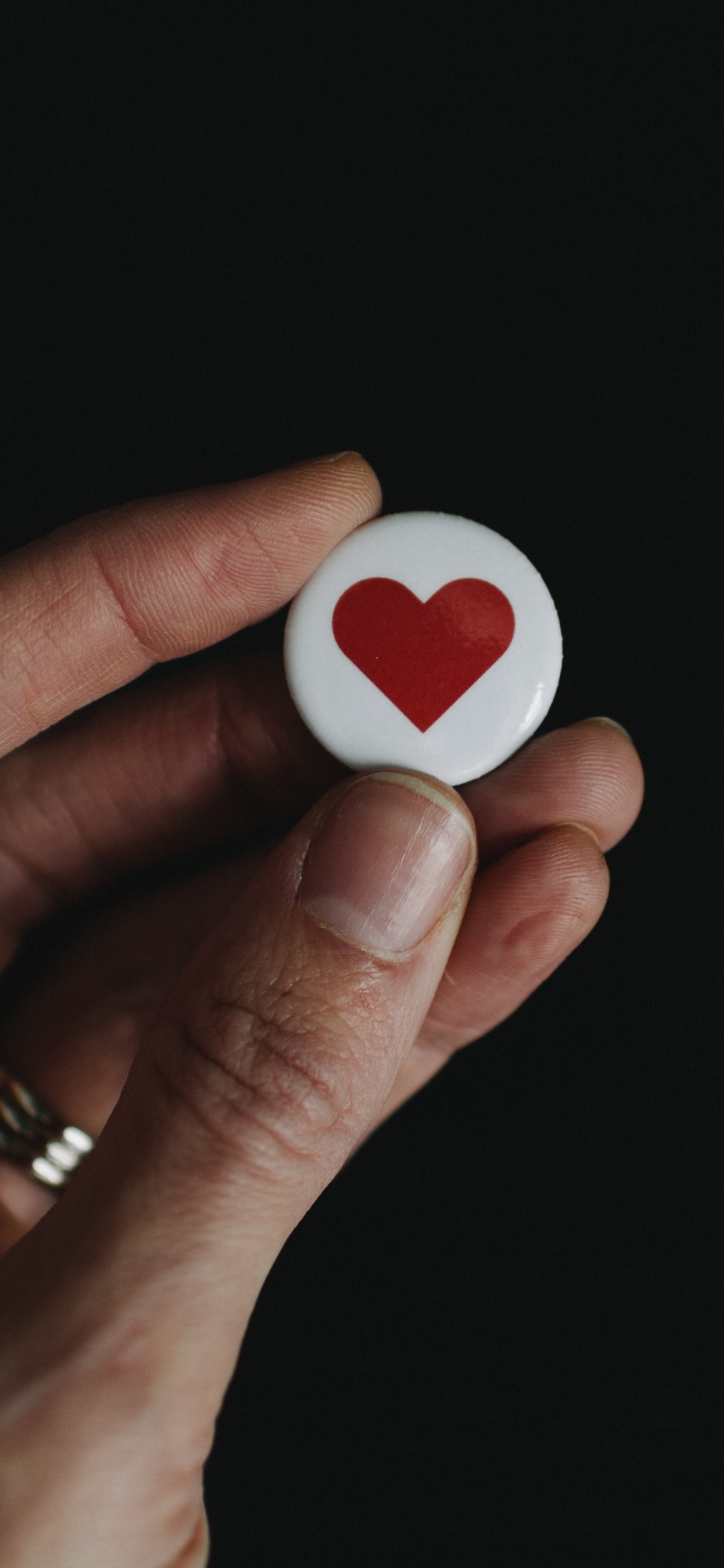 Обои красный цвет, палец, ноготь, кольцо, мяч в разрешении 1242x2688