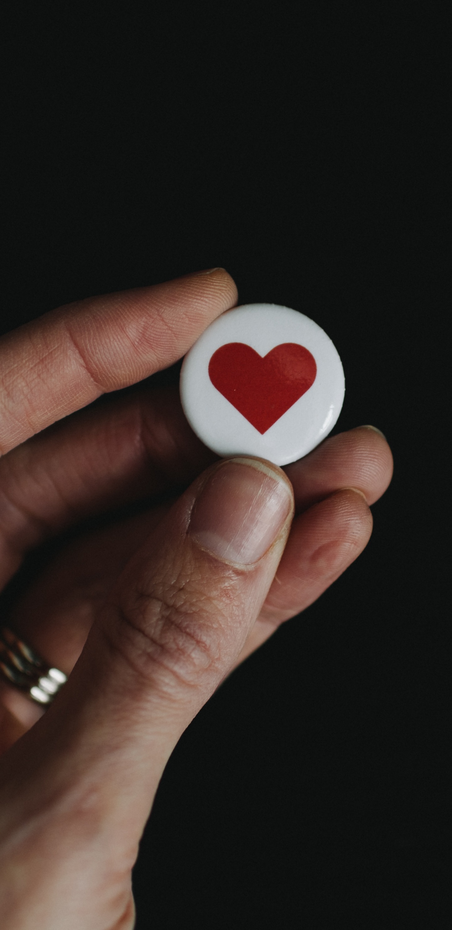 Обои красный цвет, палец, ноготь, кольцо, мяч в разрешении 1440x2960